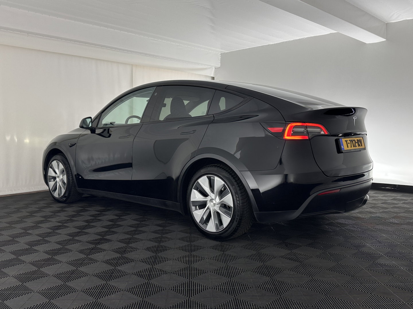 Tesla Model Y RWD 58 kWh [ 3-Fase ] {SOH-91%} (INCL-BTW) Aut. *PANO | LEATHER | TOWBAR | AUTO-PILOT | NAVI-FULLMAP | MATRIX-LED | KEYLESS | CAMERA | DAB+ | HEATED-COMFORTSEATS | PRIVACYGLASS | TOPVIEW | 19''ALU*