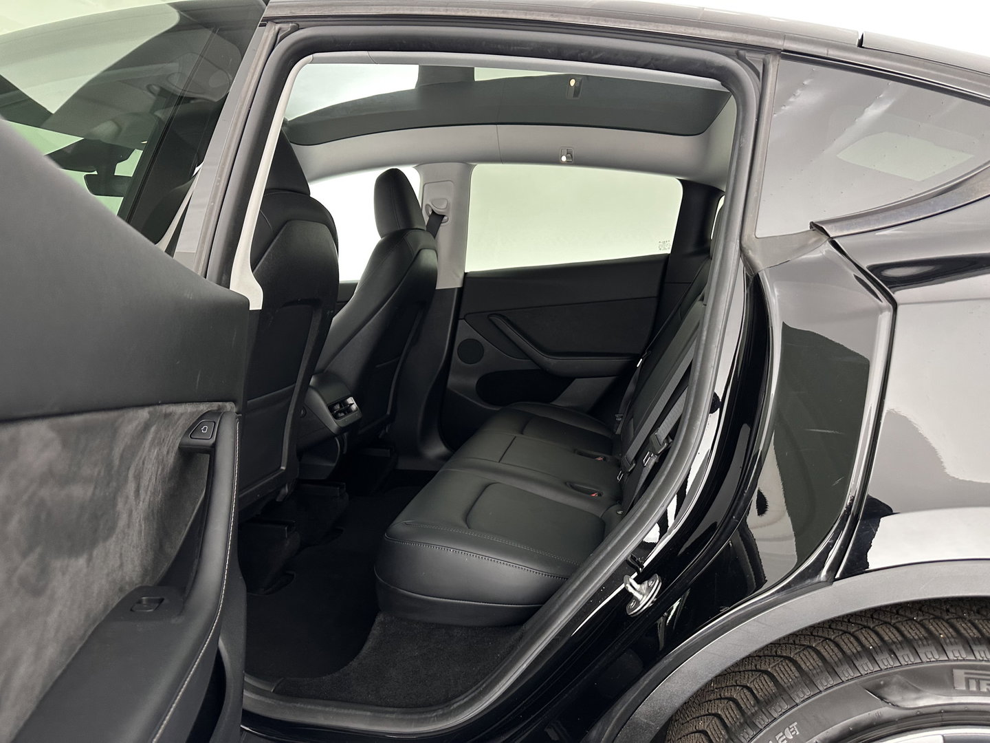 Tesla Model Y RWD 58 kWh [ 3-Fase ] {SOH-91%} (INCL-BTW) Aut. *PANO | LEATHER | TOWBAR | AUTO-PILOT | NAVI-FULLMAP | MATRIX-LED | KEYLESS | CAMERA | DAB+ | HEATED-COMFORTSEATS | PRIVACYGLASS | TOPVIEW | 19''ALU*