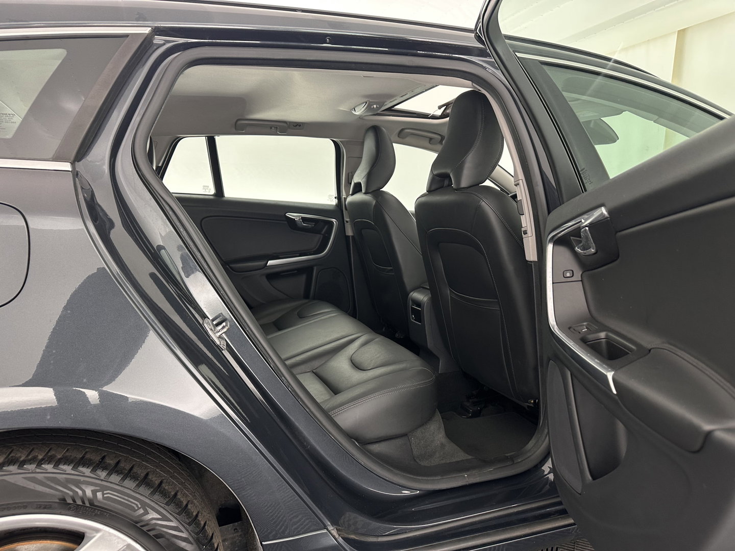 Volvo V60 2.4 D6 Twin Engine Summum (Plug-in) Aut. *PANO | LEATHER | MEMORY-PACK | NAVI-FULLMAP | HEATED-COMFORTSEATS | NAVI-FULLMAP | CAMERA | ECC | PDC | CRUISE | TOWBAR | 17''ALU*