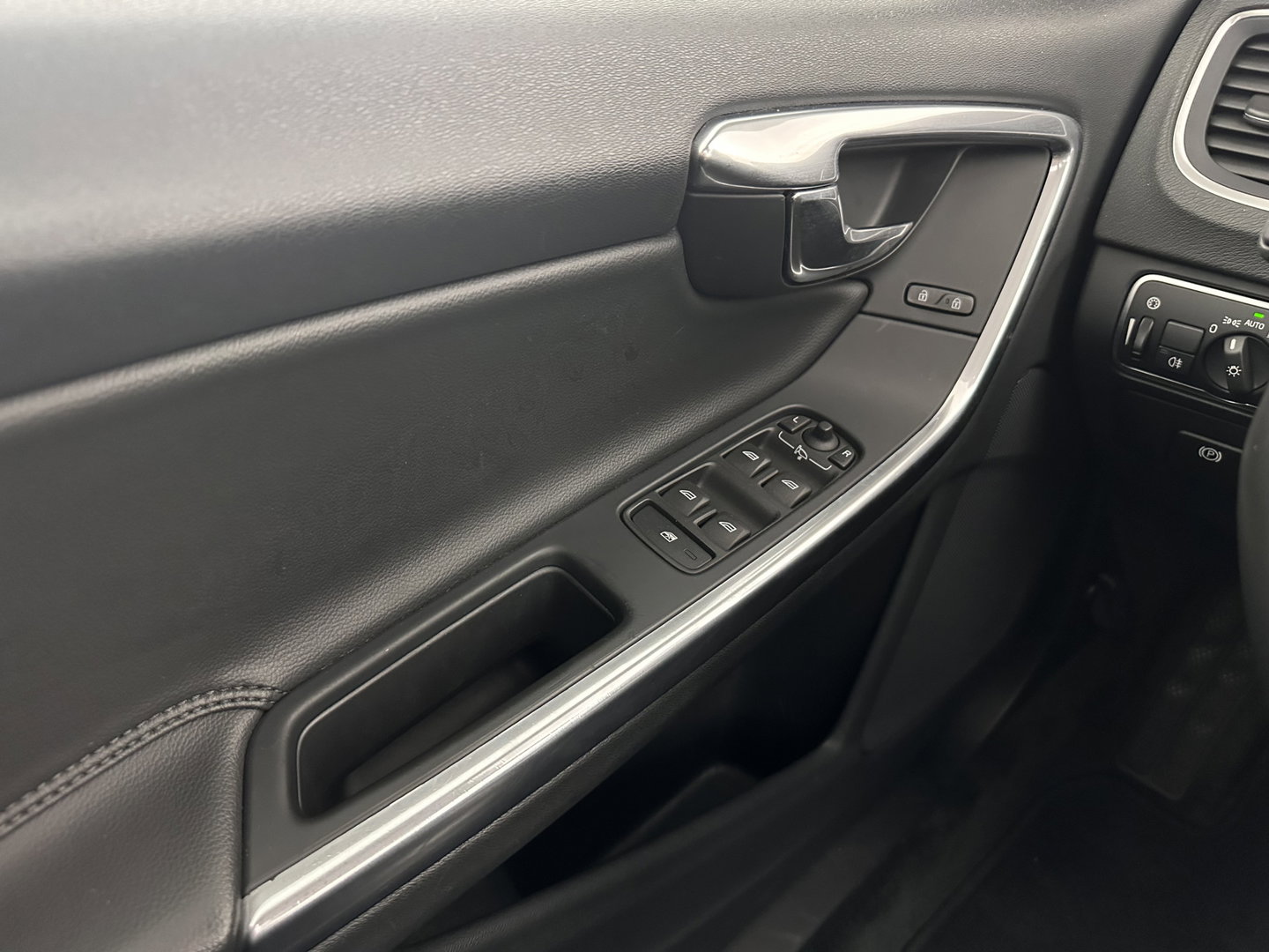 Volvo V60 2.4 D6 Twin Engine Summum (Plug-in) Aut. *PANO | LEATHER | MEMORY-PACK | NAVI-FULLMAP | HEATED-COMFORTSEATS | NAVI-FULLMAP | CAMERA | ECC | PDC | CRUISE | TOWBAR | 17''ALU*