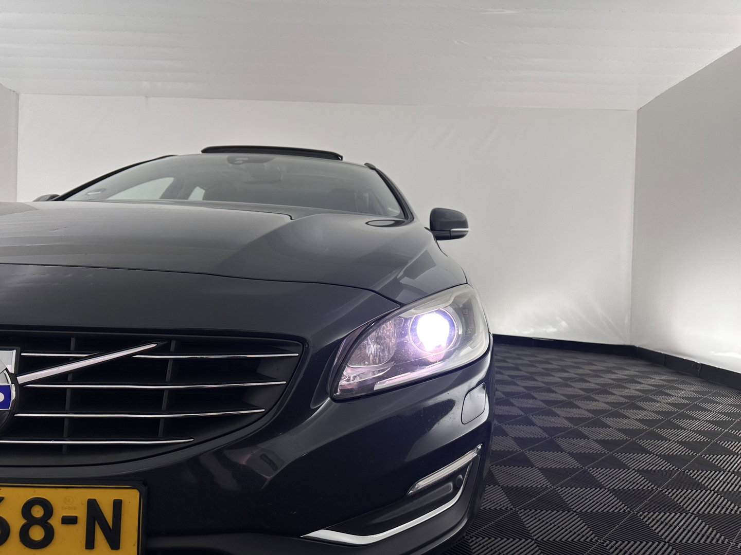 Volvo V60 2.4 D6 Twin Engine Summum (Plug-in) Aut. *PANO | LEATHER | MEMORY-PACK | NAVI-FULLMAP | HEATED-COMFORTSEATS | NAVI-FULLMAP | CAMERA | ECC | PDC | CRUISE | TOWBAR | 17''ALU*