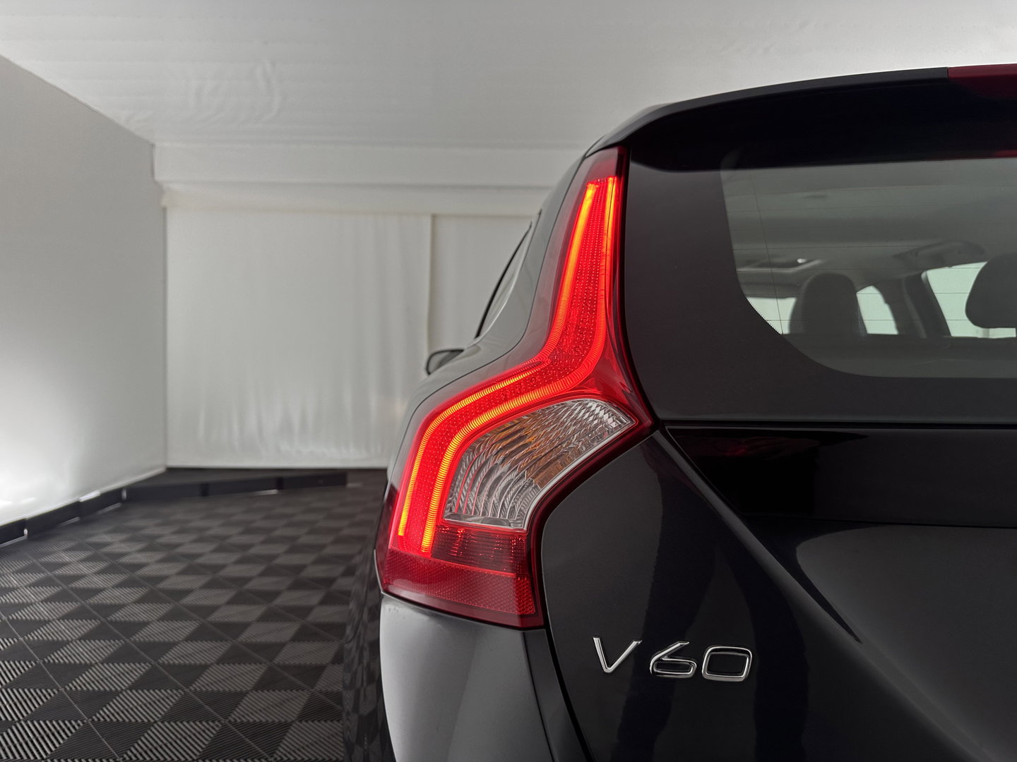 Volvo V60 2.4 D6 Twin Engine Summum (Plug-in) Aut. *PANO | LEATHER | MEMORY-PACK | NAVI-FULLMAP | HEATED-COMFORTSEATS | NAVI-FULLMAP | CAMERA | ECC | PDC | CRUISE | TOWBAR | 17''ALU*