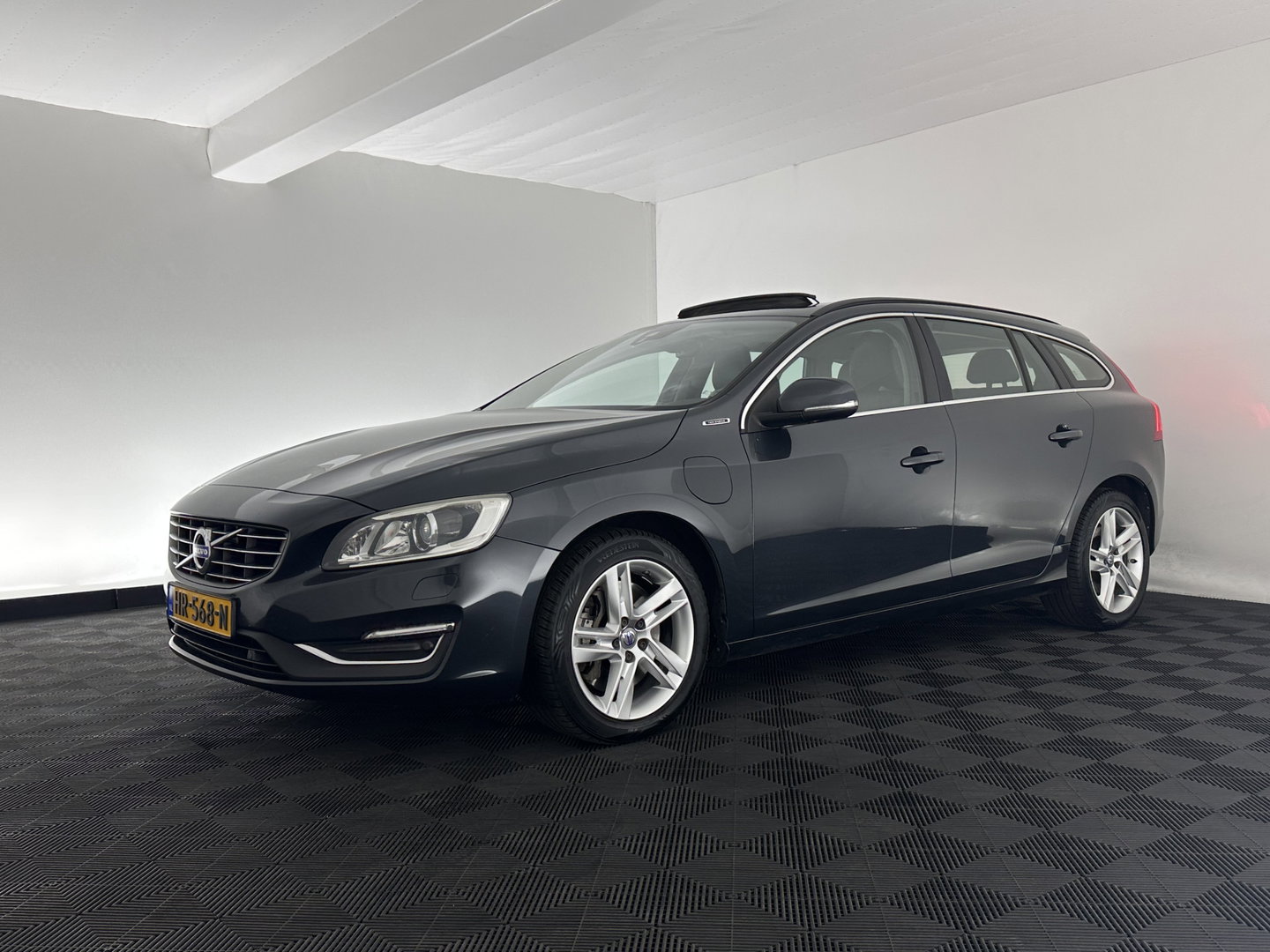 Volvo V60 2.4 D6 Twin Engine Summum (Plug-in) Aut. *PANO | LEATHER | MEMORY-PACK | NAVI-FULLMAP | HEATED-COMFORTSEATS | NAVI-FULLMAP | CAMERA | ECC | PDC | CRUISE | TOWBAR | 17''ALU*