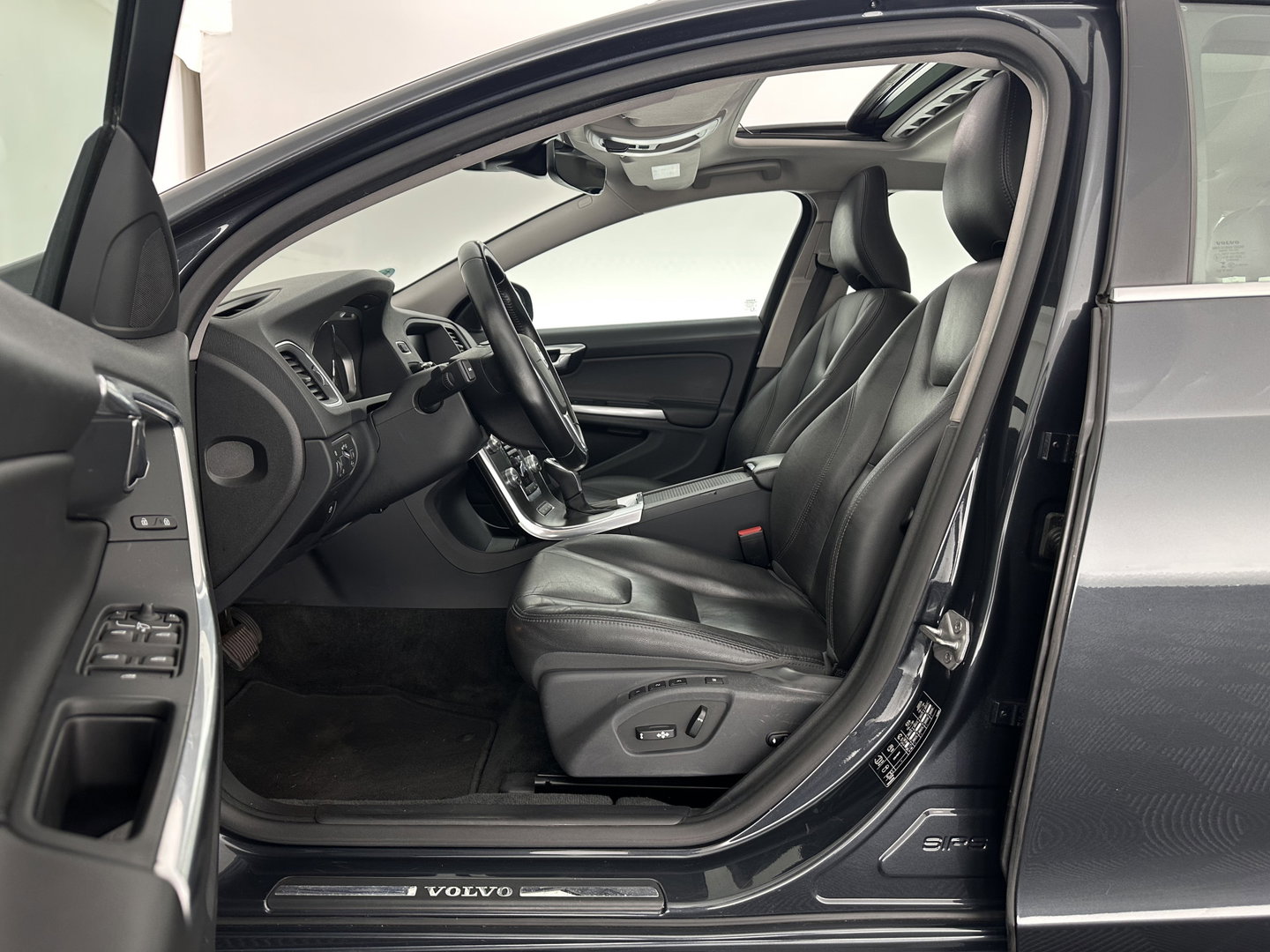 Volvo V60 2.4 D6 Twin Engine Summum (Plug-in) Aut. *PANO | LEATHER | MEMORY-PACK | NAVI-FULLMAP | HEATED-COMFORTSEATS | NAVI-FULLMAP | CAMERA | ECC | PDC | CRUISE | TOWBAR | 17''ALU*