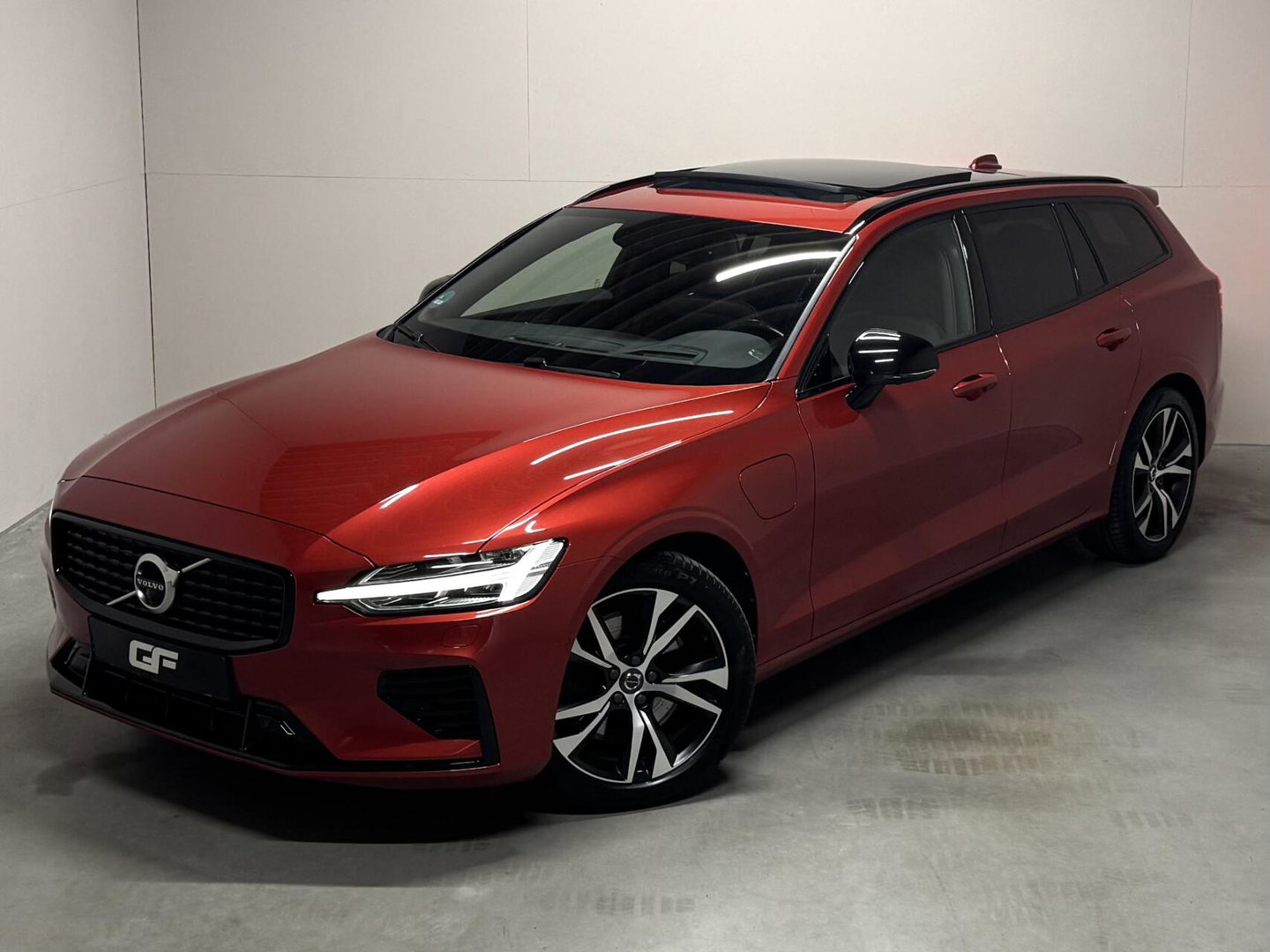 Volvo V60 2.0 T8 Twin Engine AWD R-Design Pano H/K 360 HUD