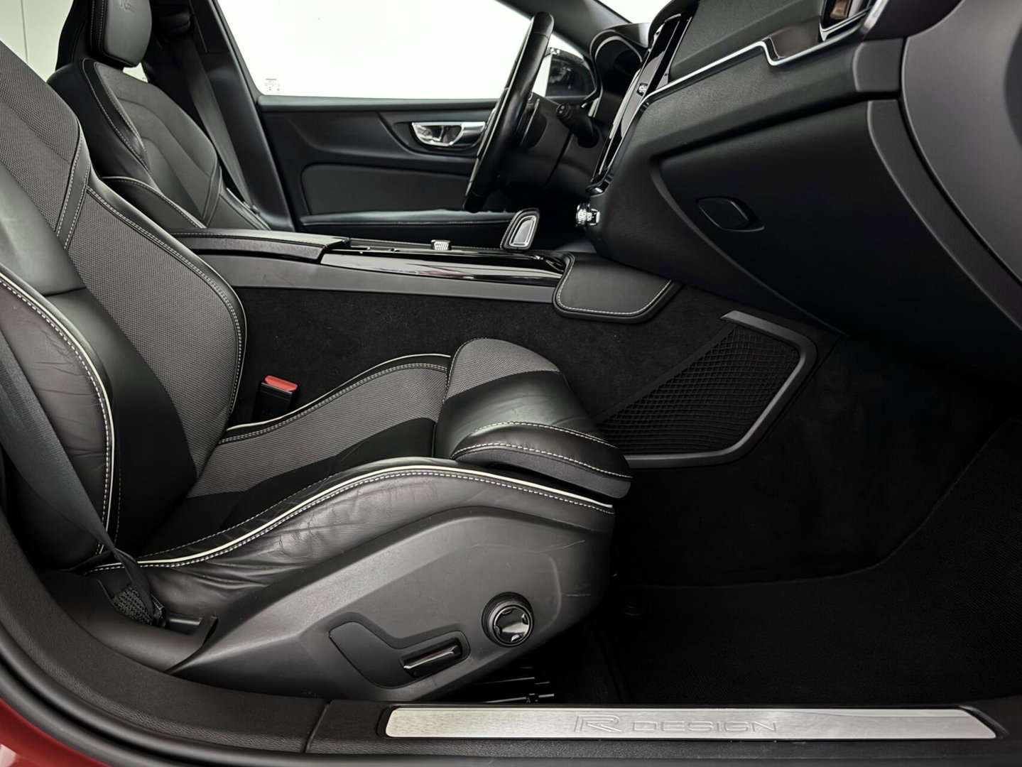 Volvo V60 2.0 T8 Twin Engine AWD R-Design Pano H/K 360 HUD