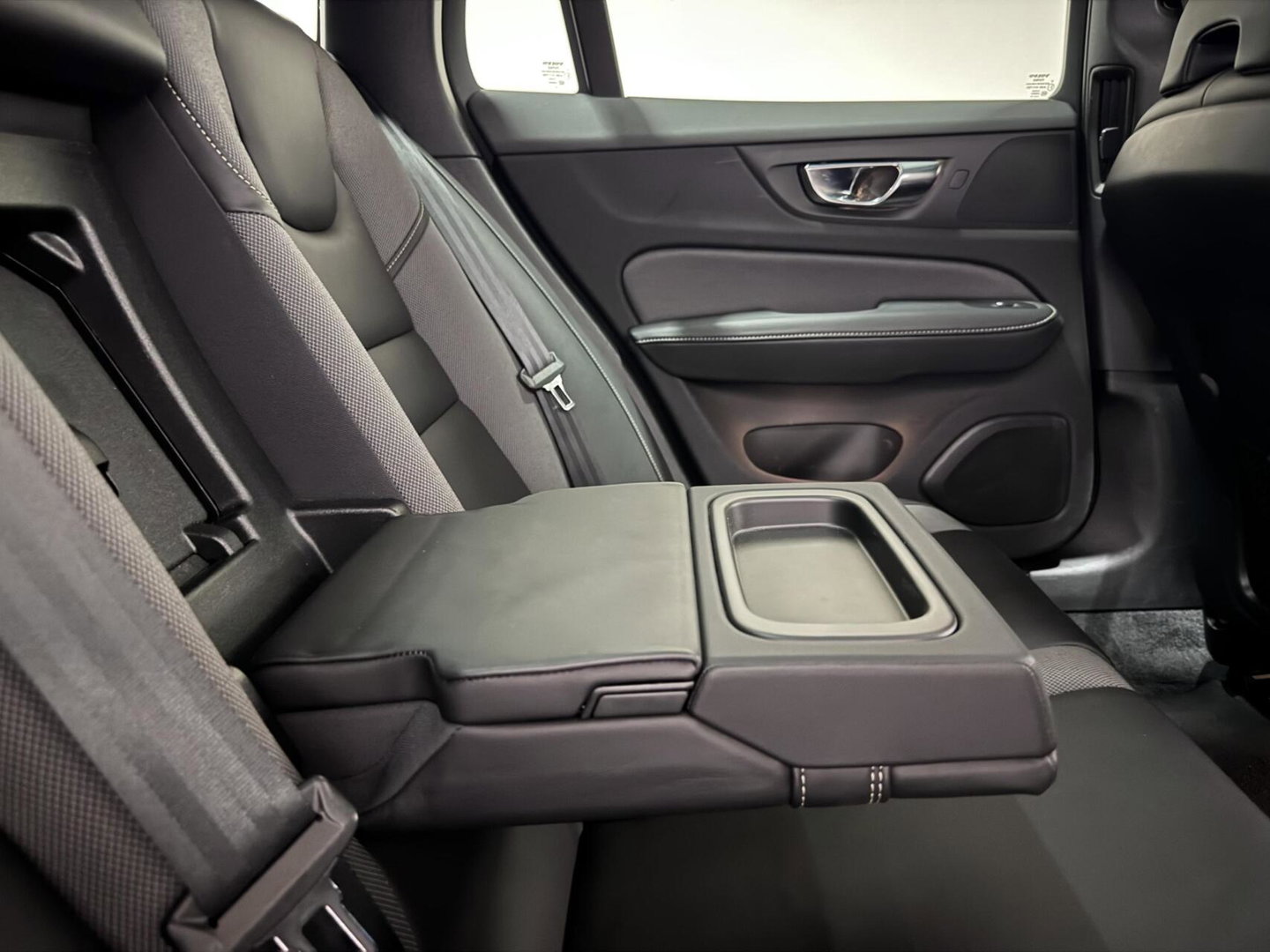 Volvo V60 2.0 T8 Twin Engine AWD R-Design Pano H/K 360 HUD