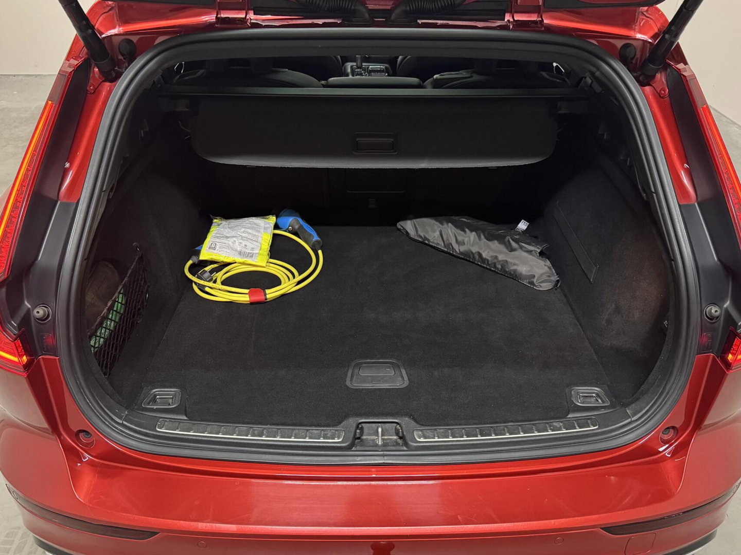 Volvo V60 2.0 T8 Twin Engine AWD R-Design Pano H/K 360 HUD