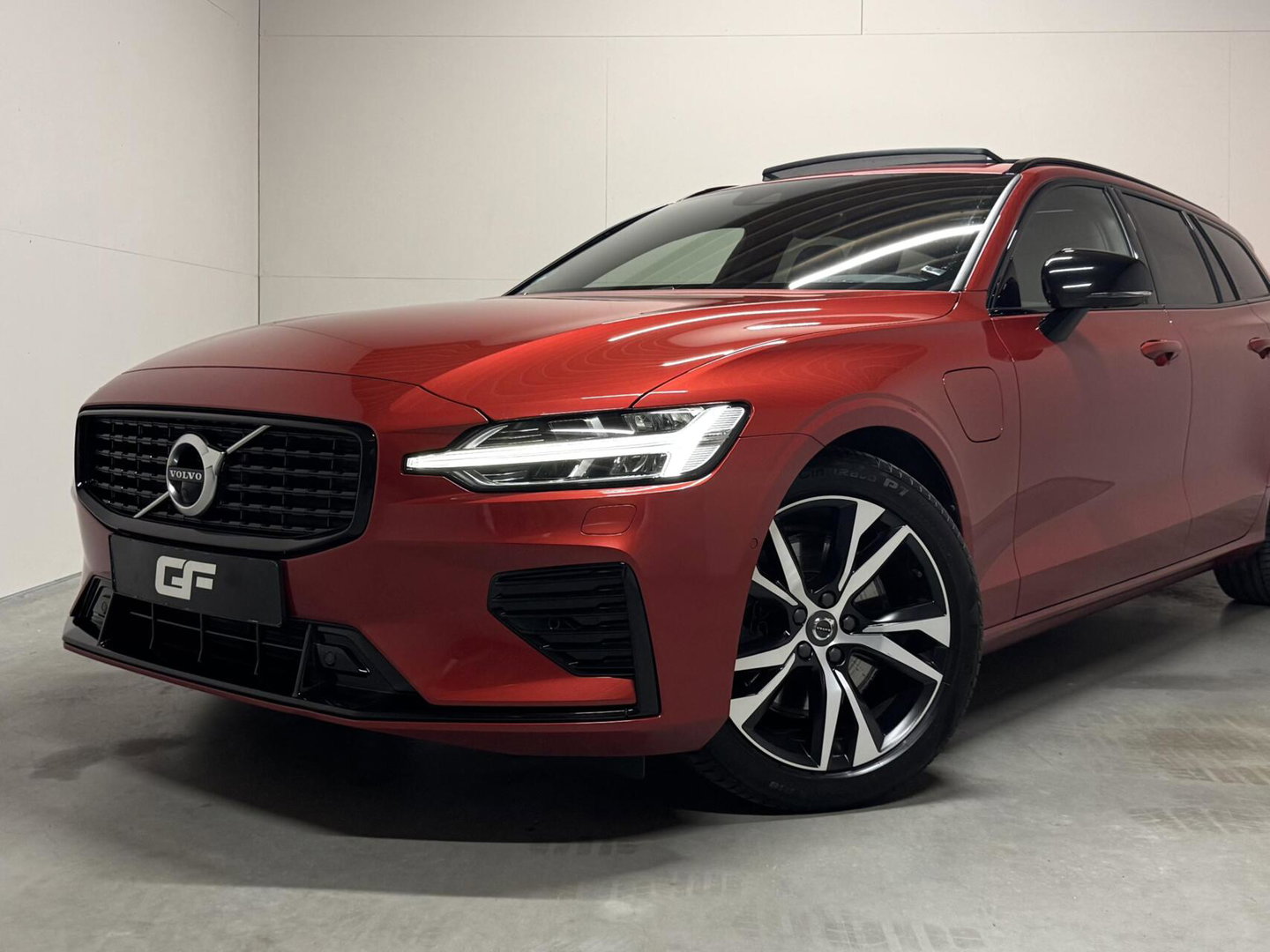 Volvo V60 2.0 T8 Twin Engine AWD R-Design Pano H/K 360 HUD