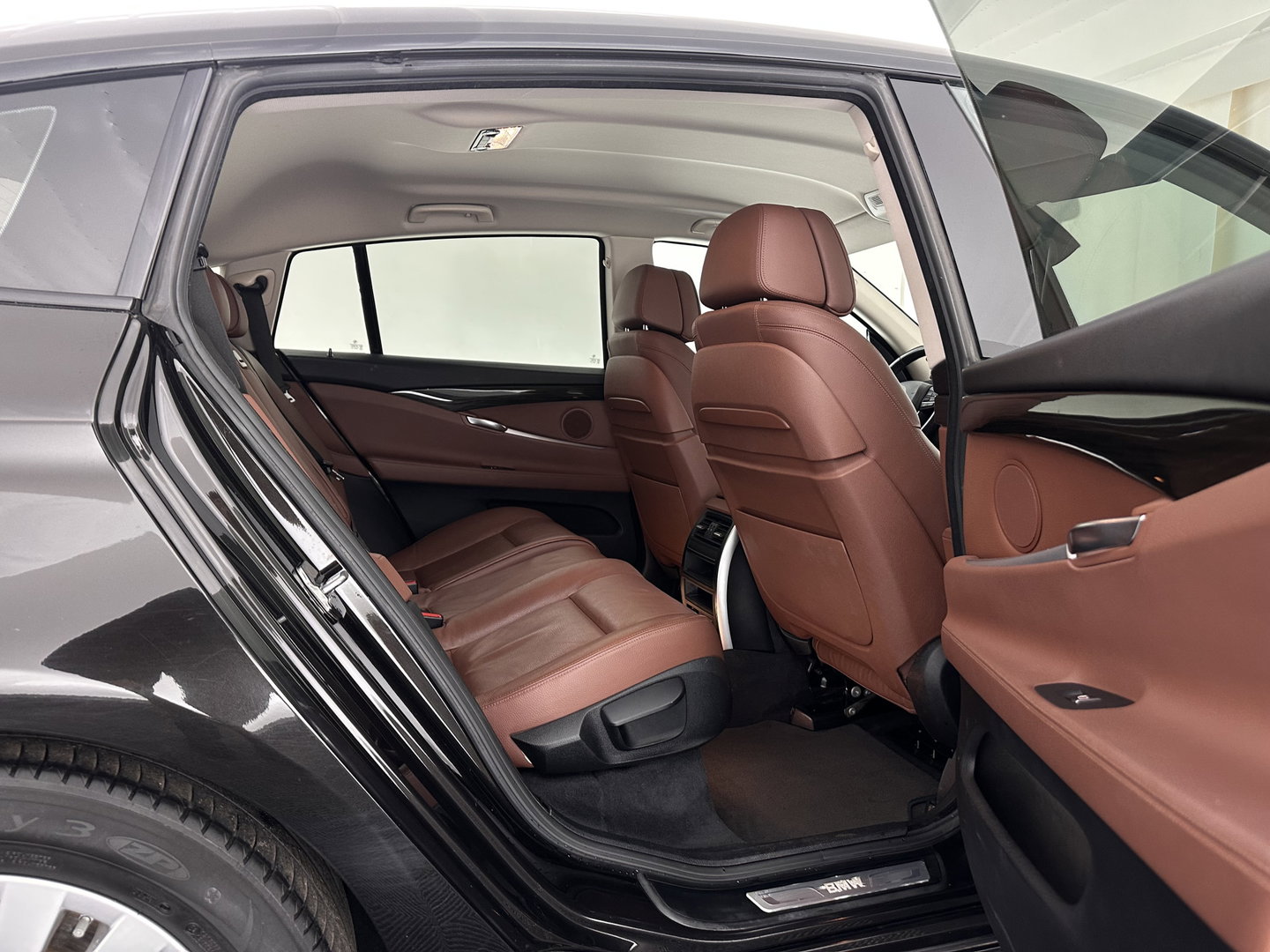 BMW 5 Serie Gran Turismo 535xi High Executive Aut. *HEAD-UP | LEATHER | XENON | SOFT-CLOSE | CAMERA | BLINDSPOT | HEATED-COMFORTSEATS | PRIVACY-GLASS | NAVI-FULLMAP | ECC | PDC | CRUISE | 18''ALU*