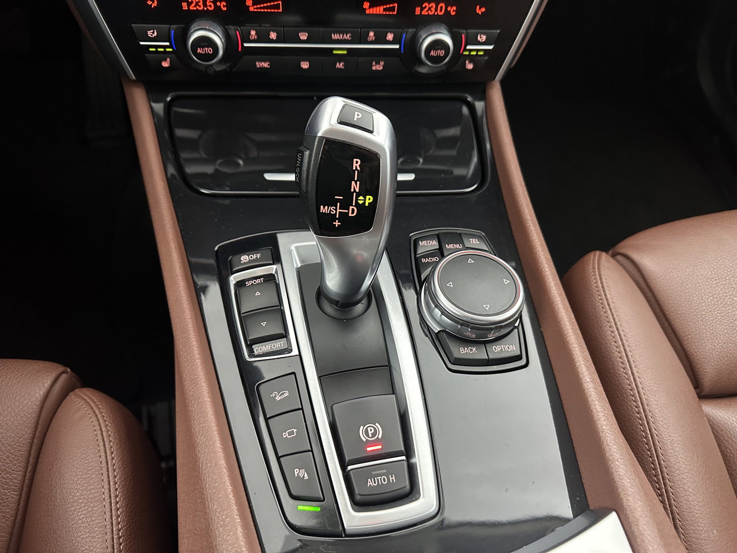 BMW 5 Serie Gran Turismo 535xi High Executive Aut. *HEAD-UP | LEATHER | XENON | SOFT-CLOSE | CAMERA | BLINDSPOT | HEATED-COMFORTSEATS | PRIVACY-GLASS | NAVI-FULLMAP | ECC | PDC | CRUISE | 18''ALU*