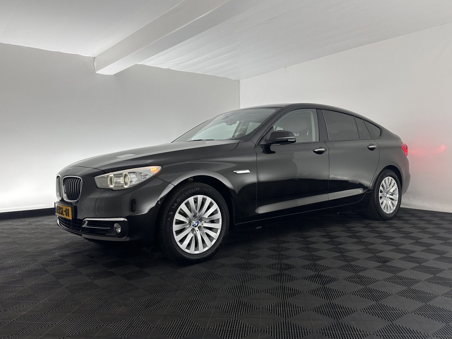BMW 5 Serie Gran Turismo 535xi High Executive Aut. *HEAD-UP | LEATHER | XENON | SOFT-CLOSE | CAMERA | BLINDSPOT | HEATED-COMFORTSEATS | PRIVACY-GLASS | NAVI-FULLMAP | ECC | PDC | CRUISE | 18''ALU*