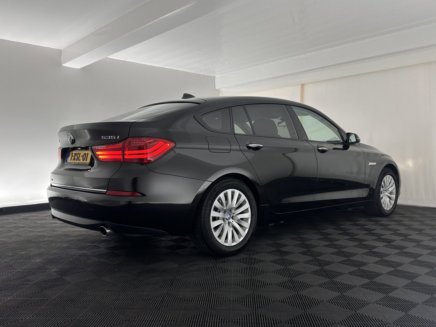 BMW 5 Serie Gran Turismo 535xi High Executive Aut. *HEAD-UP | LEATHER | XENON | SOFT-CLOSE | CAMERA | BLINDSPOT | HEATED-COMFORTSEATS | PRIVACY-GLASS | NAVI-FULLMAP | ECC | PDC | CRUISE | 18''ALU*