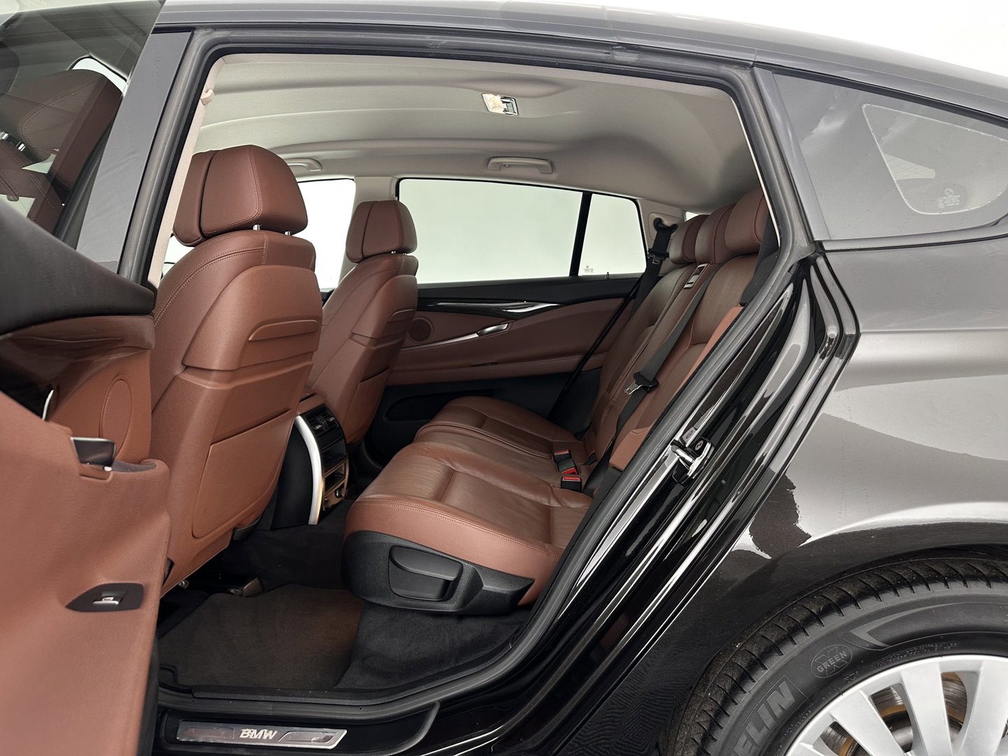 BMW 5 Serie Gran Turismo 535xi High Executive Aut. *HEAD-UP | LEATHER | XENON | SOFT-CLOSE | CAMERA | BLINDSPOT | HEATED-COMFORTSEATS | PRIVACY-GLASS | NAVI-FULLMAP | ECC | PDC | CRUISE | 18''ALU*