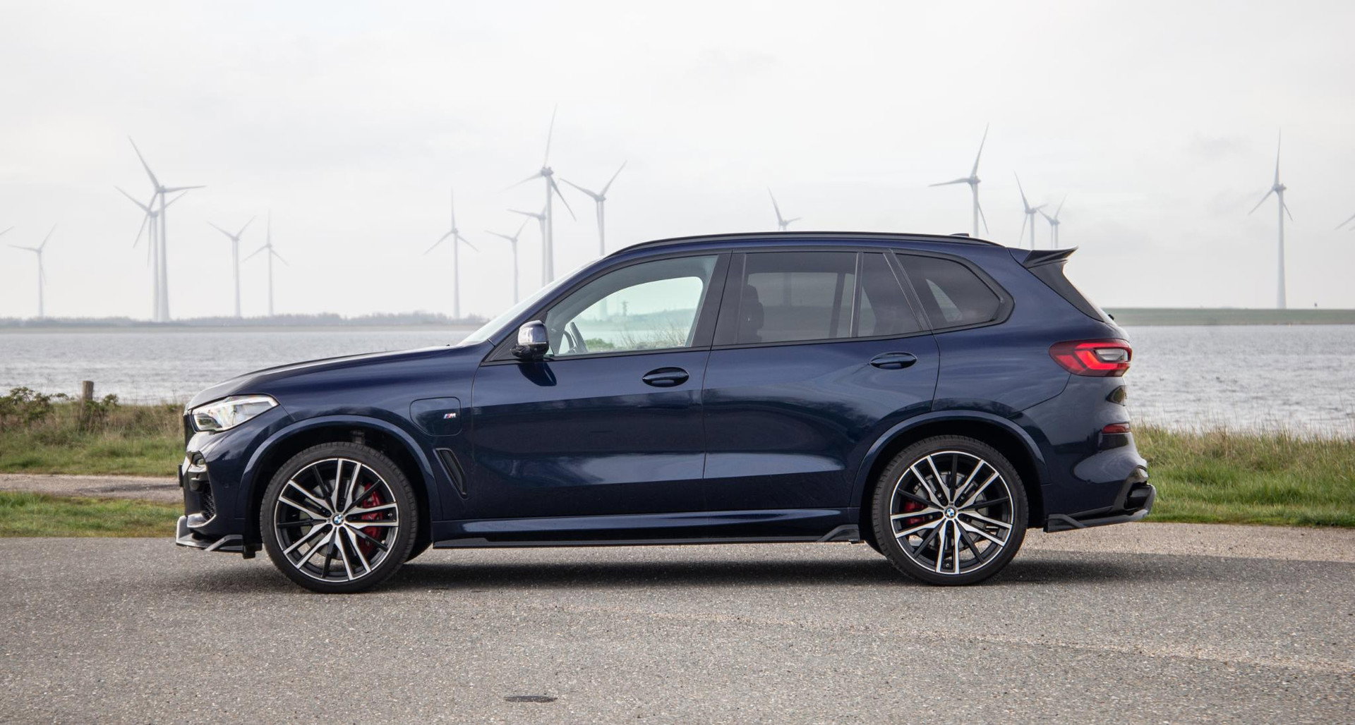 BMW X5 xDrive45e High Executive SKYLOUNGE / LASER / 4WIELSTURING / DIMAND POOK / LEDER / MAXTON / M PAKKET