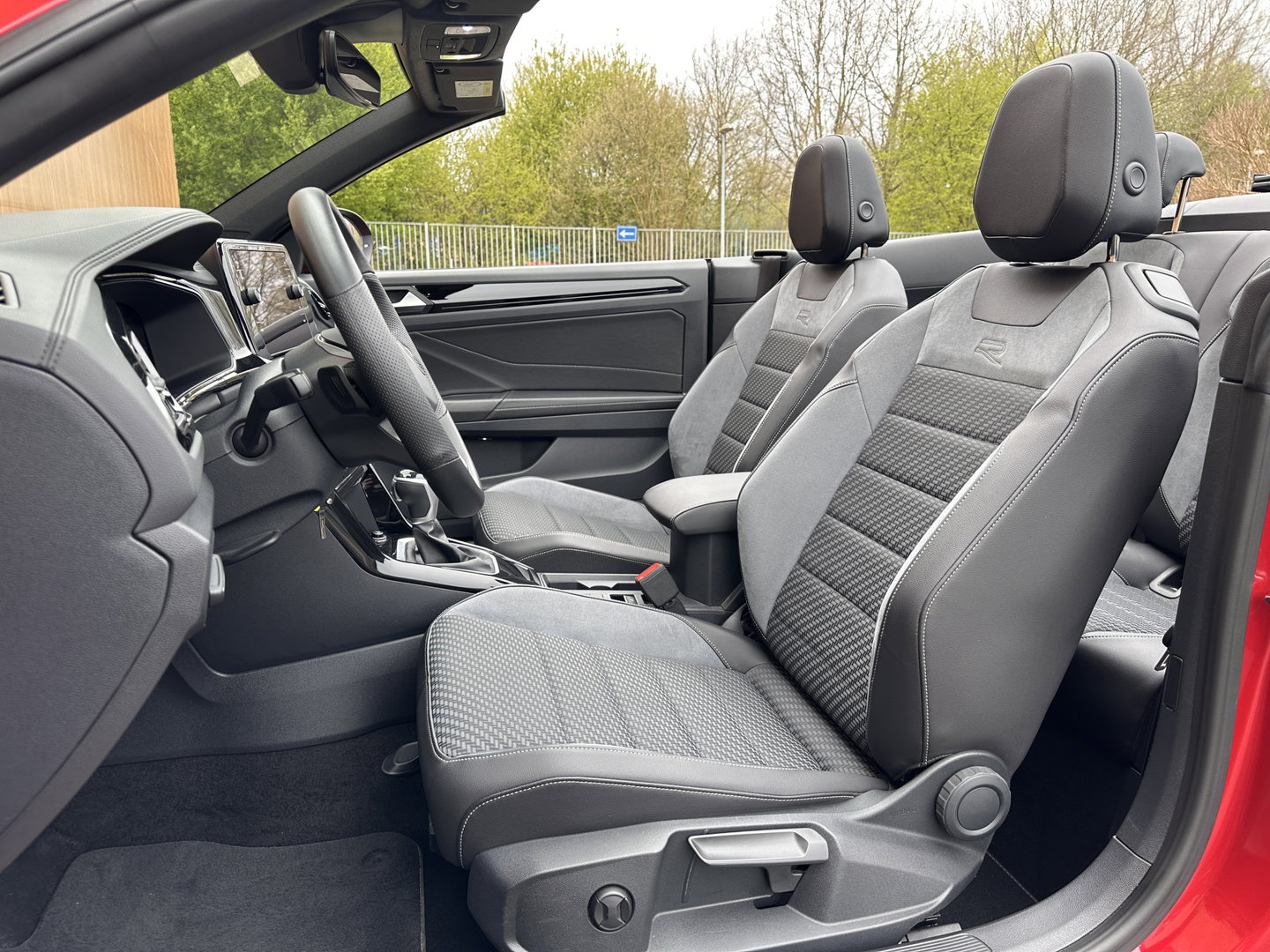 Volkswagen T-Roc Cabrio 1.5 TSI R-Line | Apple Carplay | Android Auto | Stuurverwarming | Stoelverwarming | Camera | Adaptieve Cruise Control | Lane Assist | Dodehoeksensor | DAB |