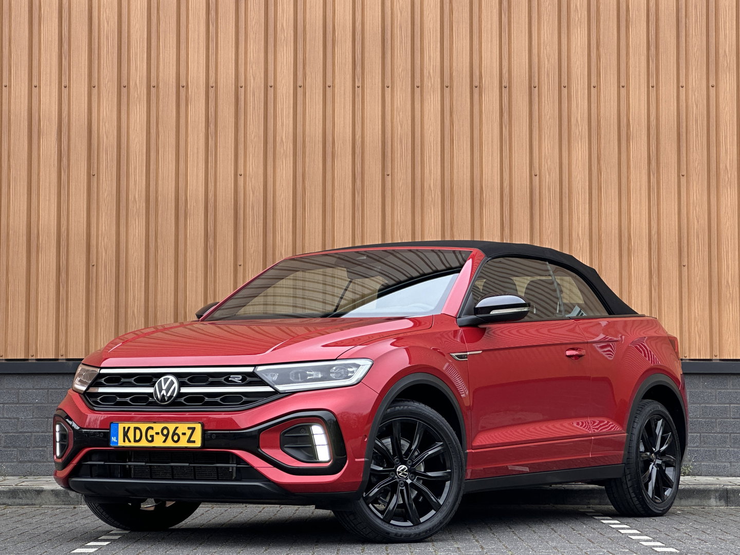 Volkswagen T-Roc Cabrio 1.5 TSI R-Line | Apple Carplay | Android Auto | Stuurverwarming | Stoelverwarming | Camera | Adaptieve Cruise Control | Lane Assist | Dodehoeksensor | DAB |