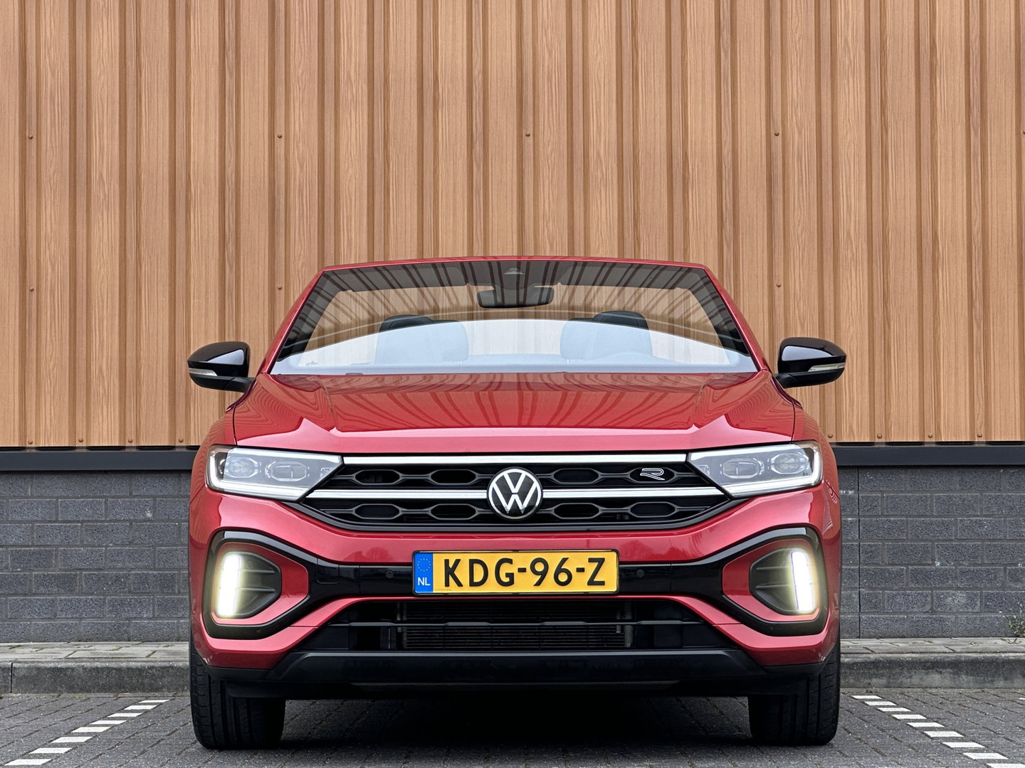 Volkswagen T-Roc Cabrio 1.5 TSI R-Line | Apple Carplay | Android Auto | Stuurverwarming | Stoelverwarming | Camera | Adaptieve Cruise Control | Lane Assist | Dodehoeksensor | DAB |