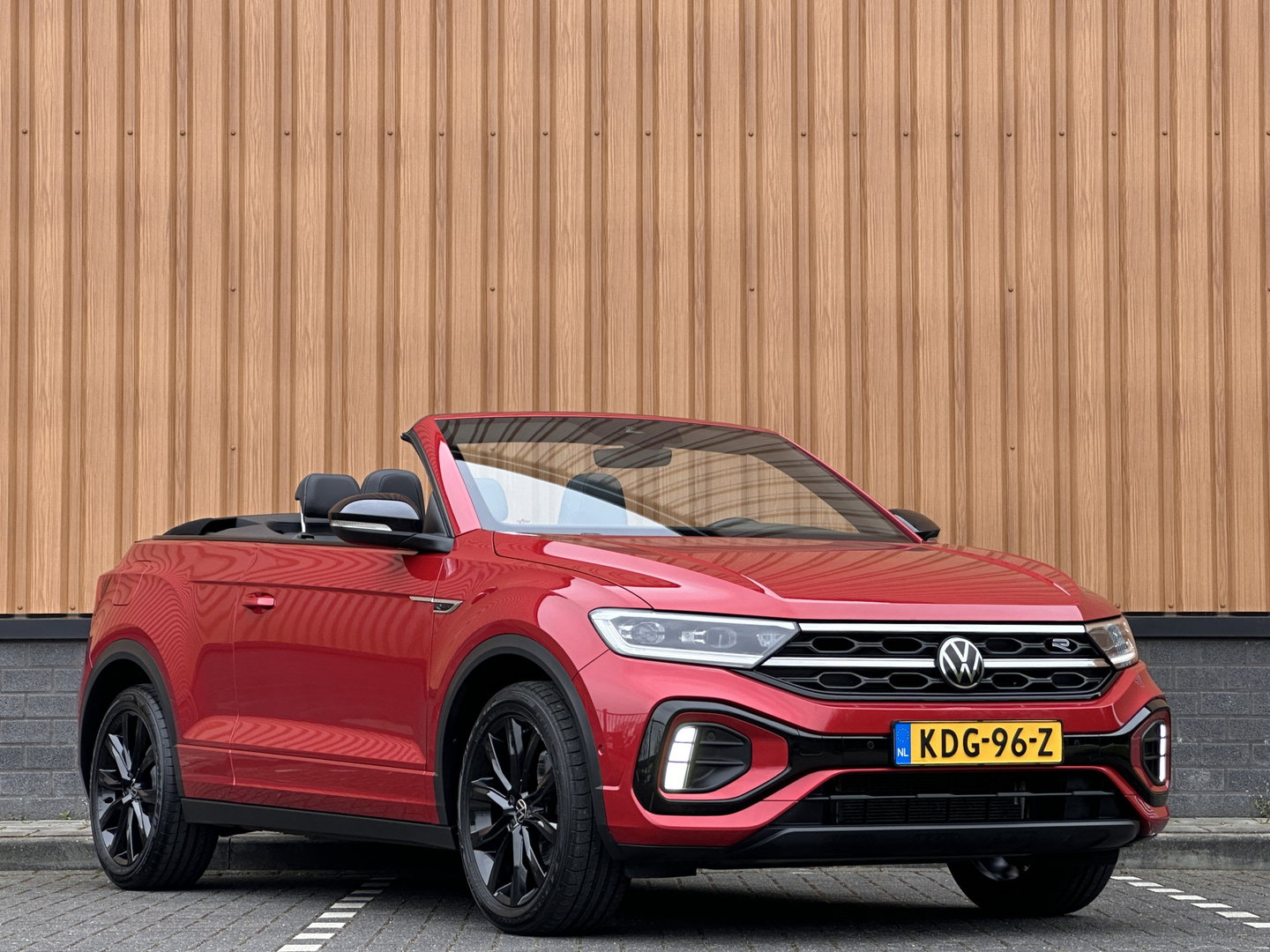 Volkswagen T-Roc Cabrio 1.5 TSI R-Line | Apple Carplay | Android Auto | Stuurverwarming | Stoelverwarming | Camera | Adaptieve Cruise Control | Lane Assist | Dodehoeksensor | DAB |