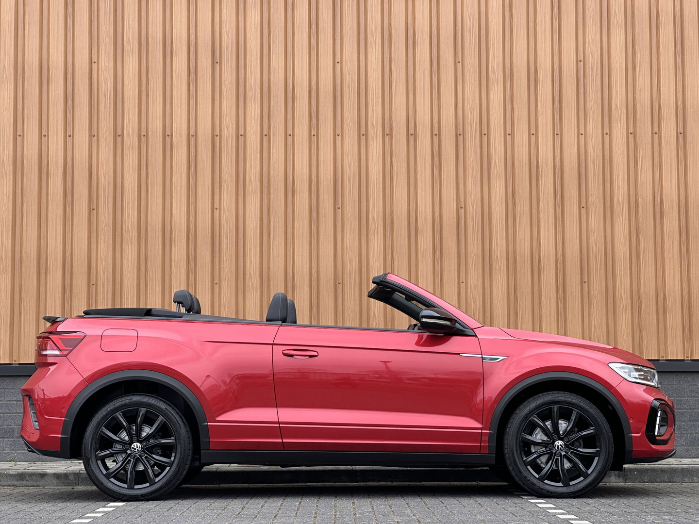 Volkswagen T-Roc Cabrio 1.5 TSI R-Line | Apple Carplay | Android Auto | Stuurverwarming | Stoelverwarming | Camera | Adaptieve Cruise Control | Lane Assist | Dodehoeksensor | DAB |