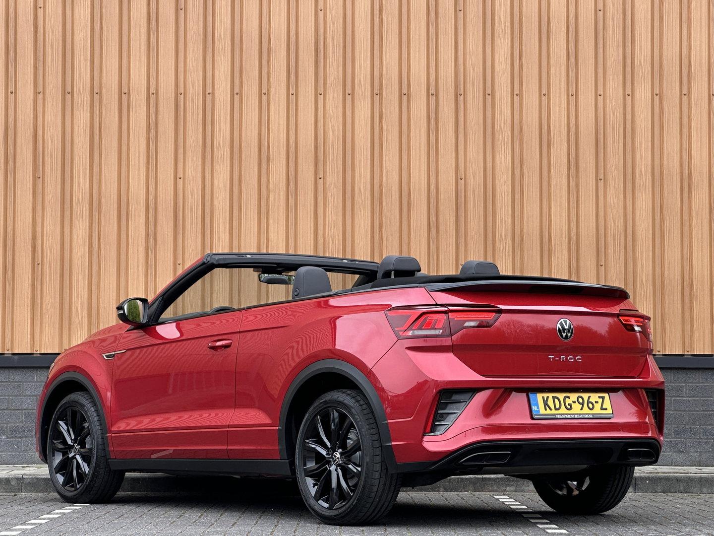 Volkswagen T-Roc Cabrio 1.5 TSI R-Line | Apple Carplay | Android Auto | Stuurverwarming | Stoelverwarming | Camera | Adaptieve Cruise Control | Lane Assist | Dodehoeksensor | DAB |