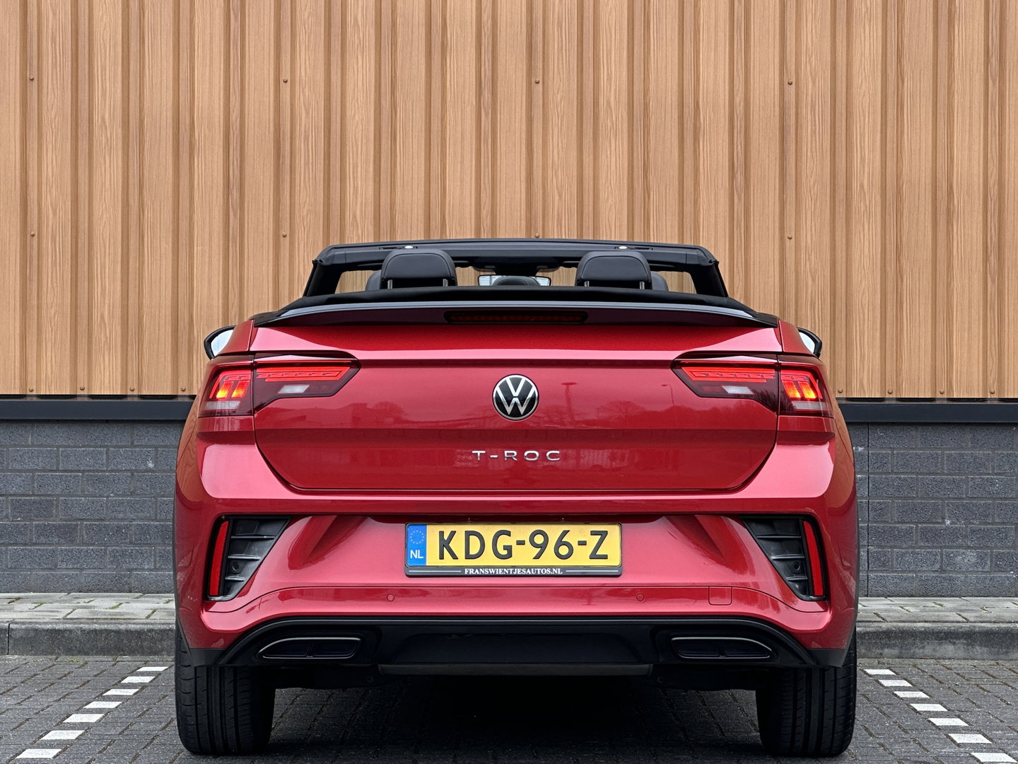 Volkswagen T-Roc Cabrio 1.5 TSI R-Line | Apple Carplay | Android Auto | Stuurverwarming | Stoelverwarming | Camera | Adaptieve Cruise Control | Lane Assist | Dodehoeksensor | DAB |