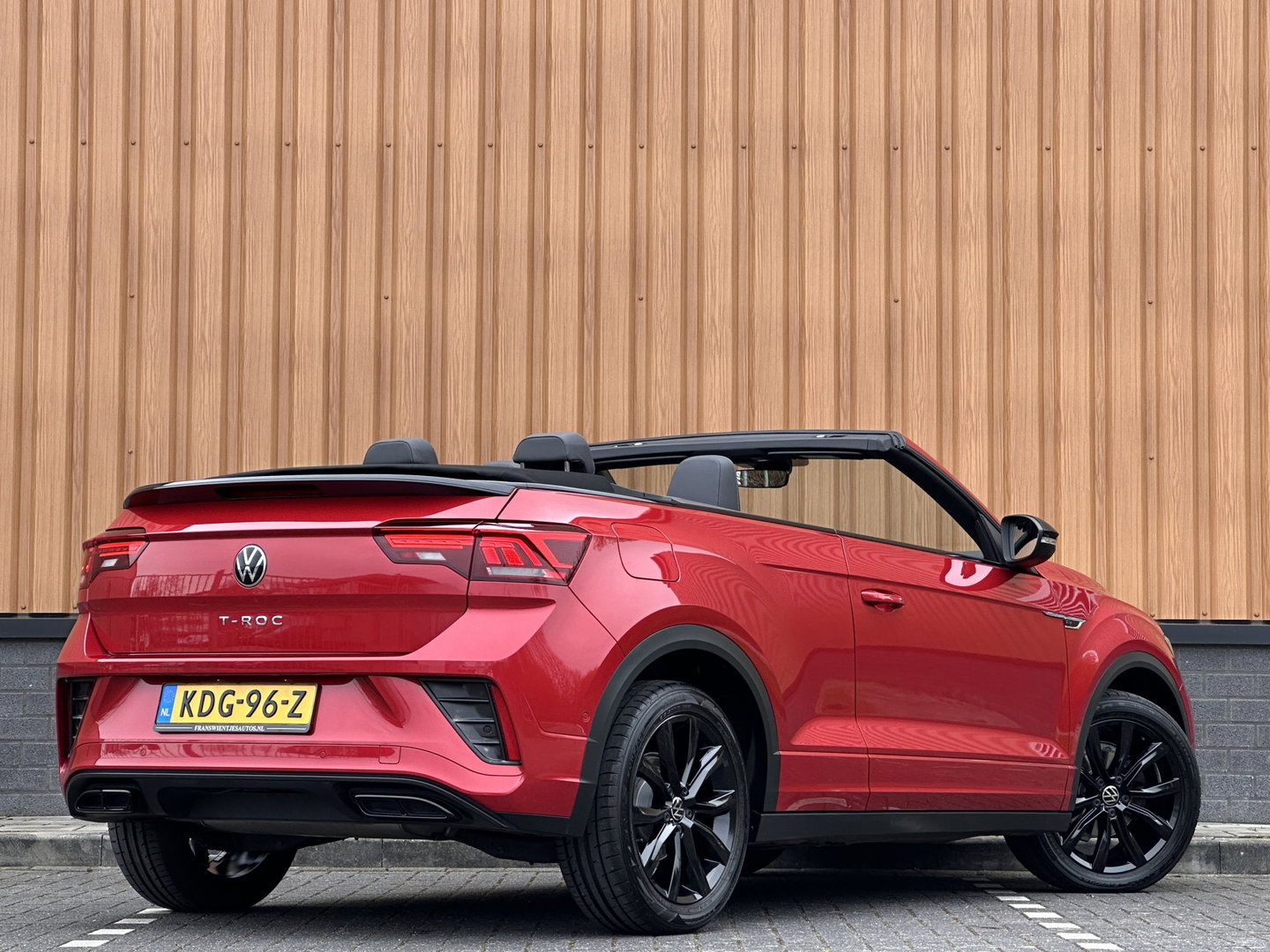 Volkswagen T-Roc Cabrio 1.5 TSI R-Line | Apple Carplay | Android Auto | Stuurverwarming | Stoelverwarming | Camera | Adaptieve Cruise Control | Lane Assist | Dodehoeksensor | DAB |