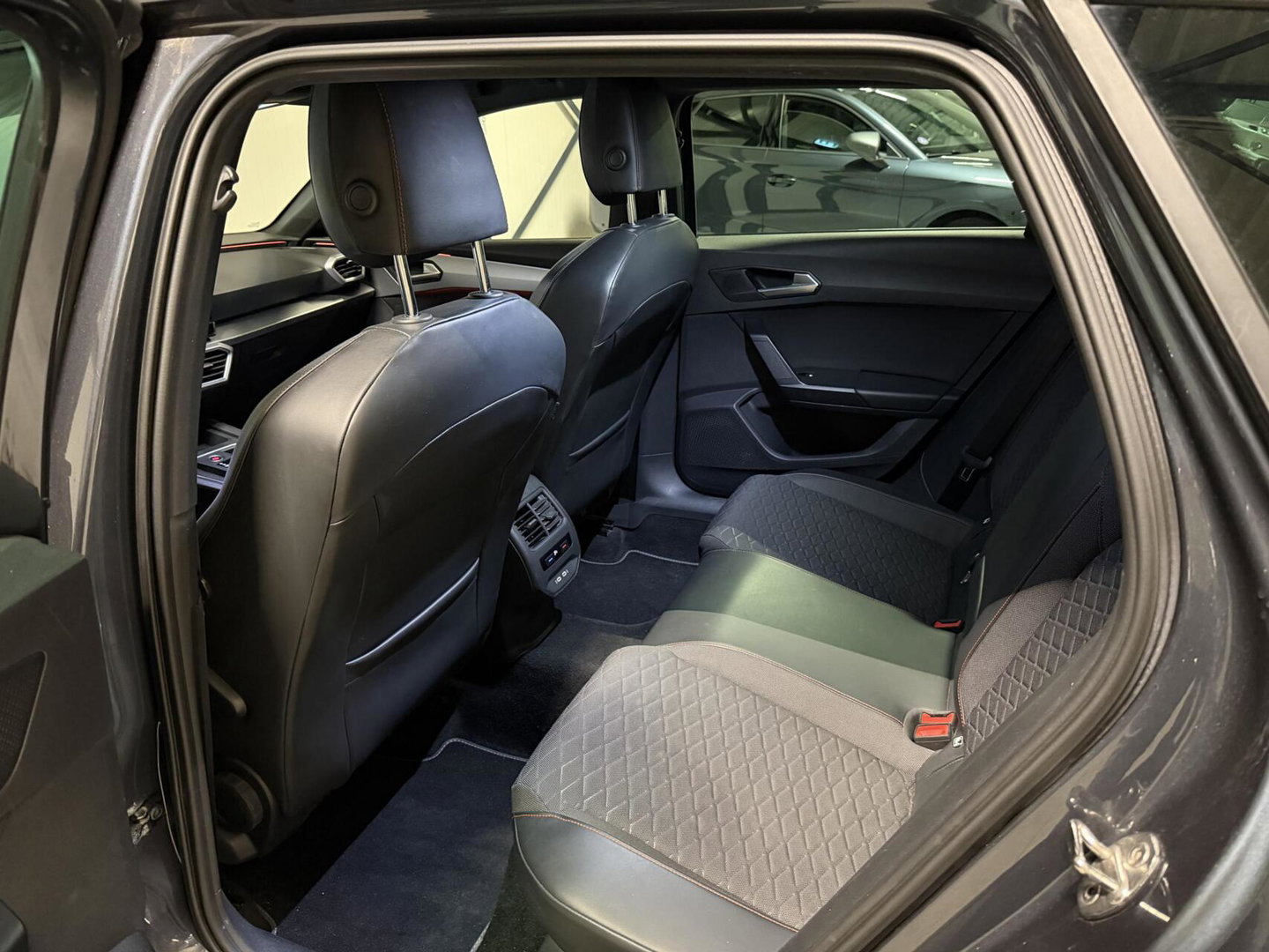 SEAT Leon Sportstourer Seat Leon 1.5 eTSI FR 150PK Virtual Sfeer Trekhaak Carplay