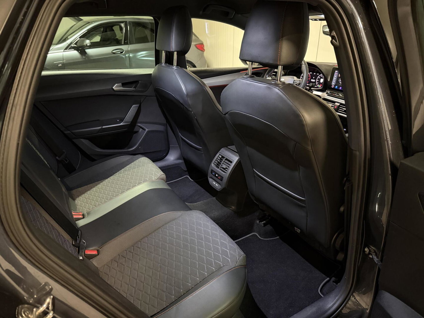 SEAT Leon Sportstourer Seat Leon 1.5 eTSI FR 150PK Virtual Sfeer Trekhaak Carplay