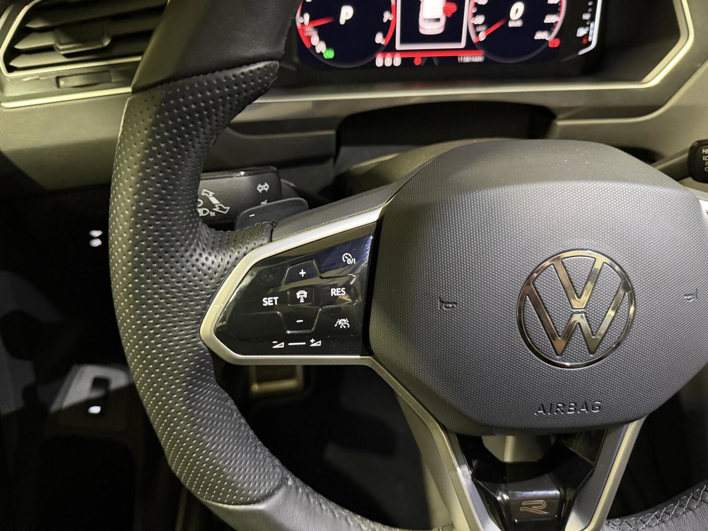 Volkswagen Tiguan 1.5 TSI R-line Pano H&K LeerTrekhaak VOL!