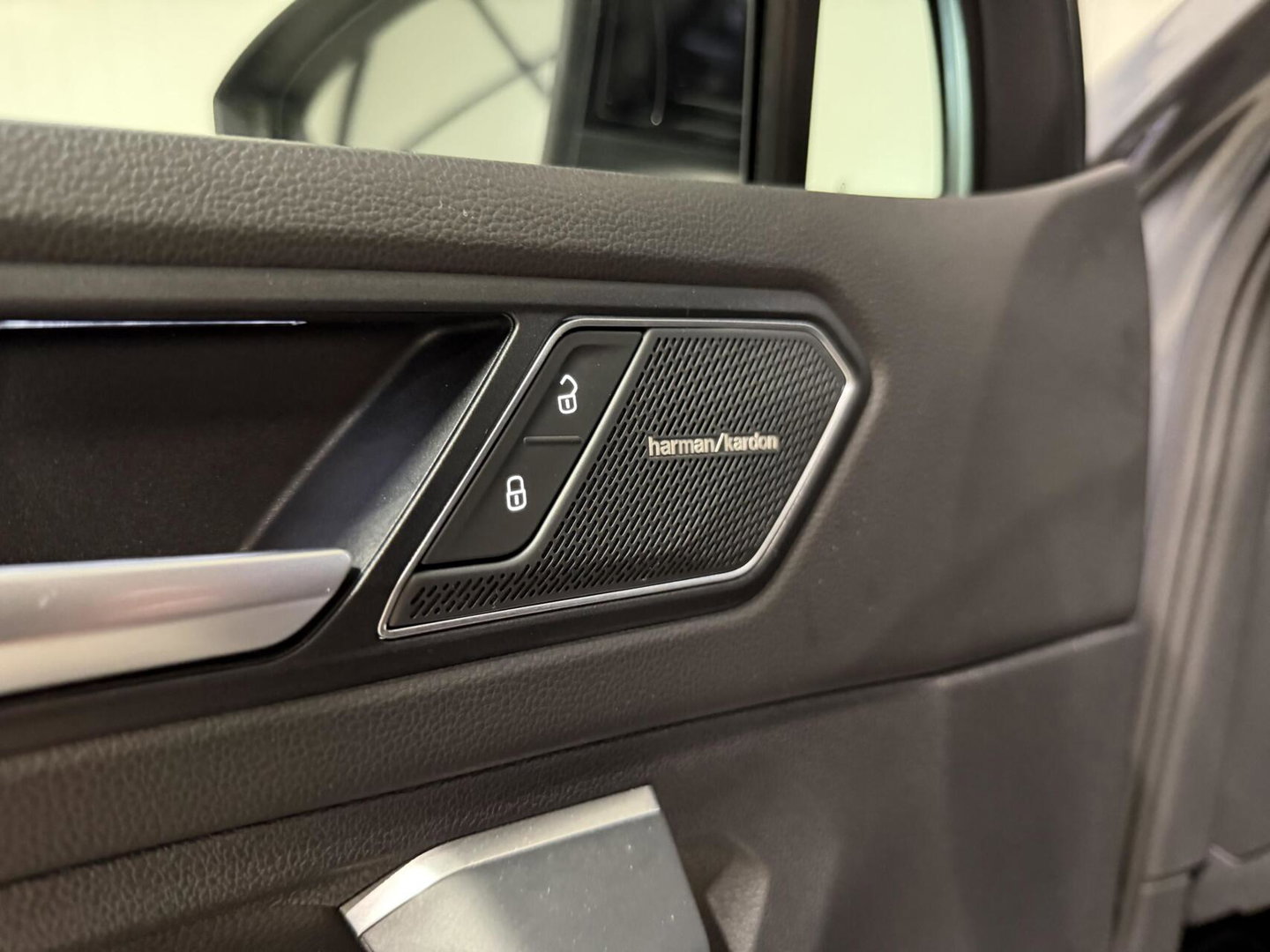 Volkswagen Tiguan 1.5 TSI R-line Pano H&K LeerTrekhaak VOL!