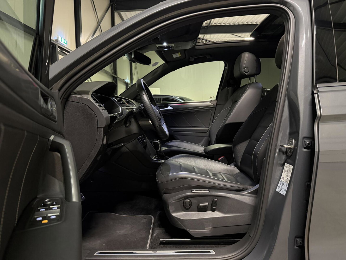 Volkswagen Tiguan 1.5 TSI R-line Pano H&K LeerTrekhaak VOL!