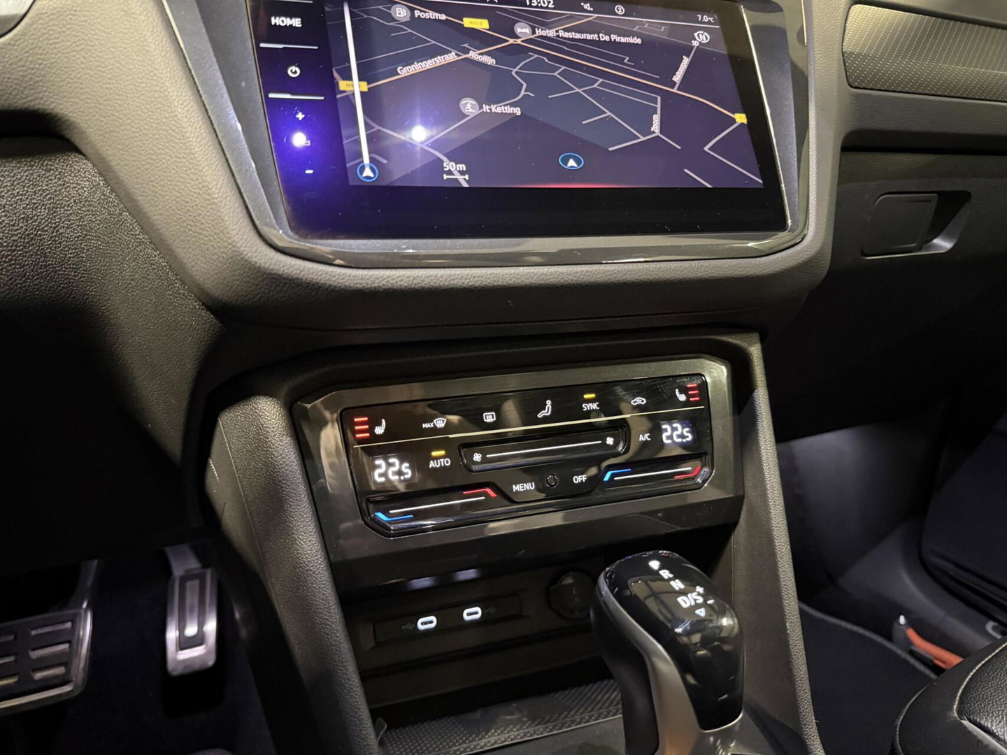 Volkswagen Tiguan 1.5 TSI R-line Pano H&K LeerTrekhaak VOL!