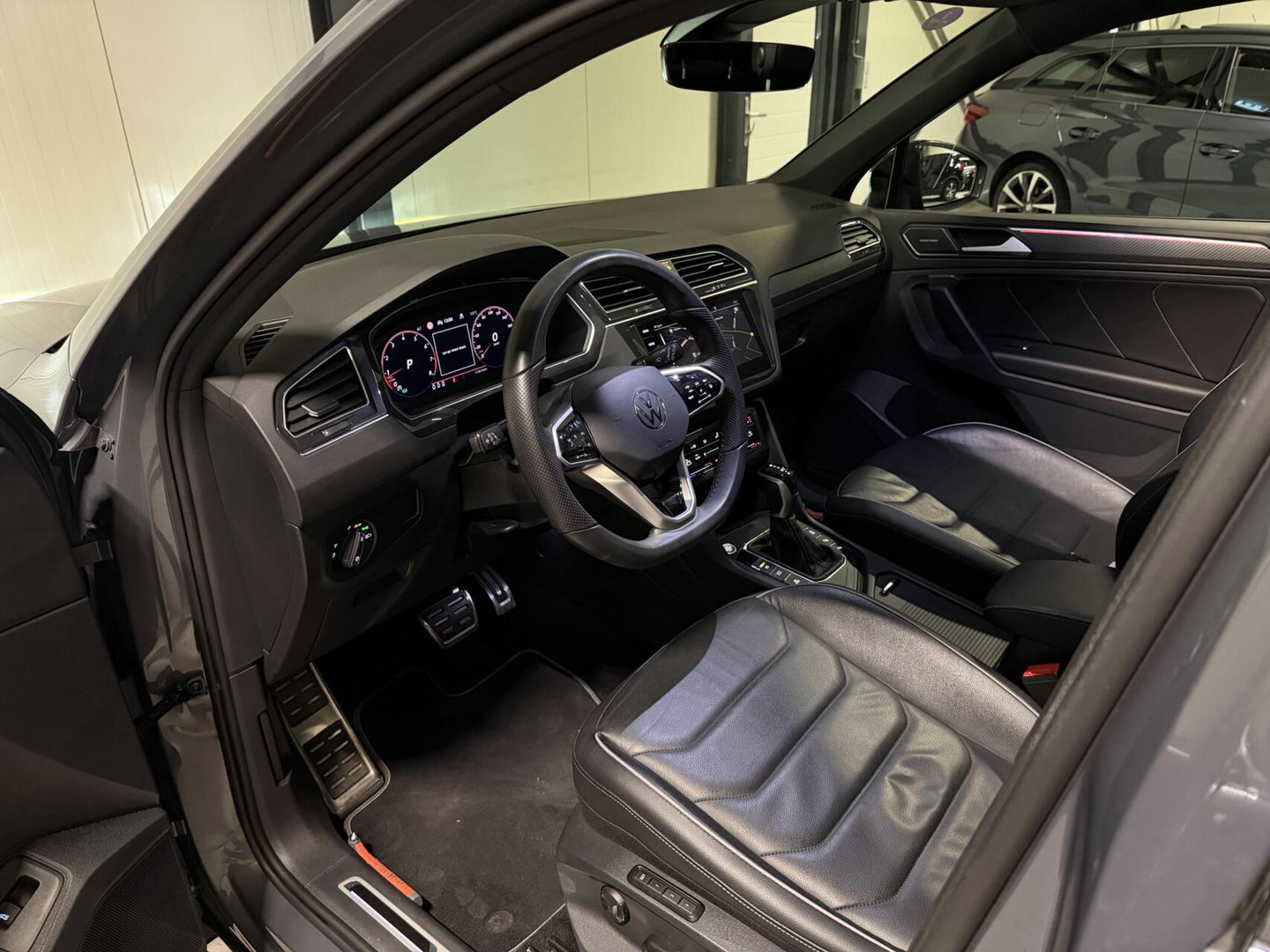 Volkswagen Tiguan 1.5 TSI R-line Pano H&K LeerTrekhaak VOL!