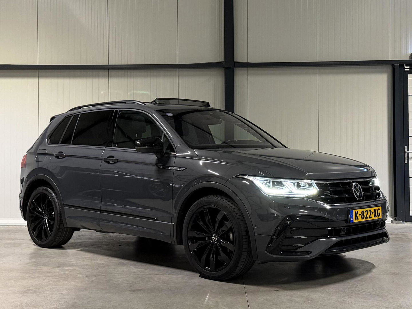 Volkswagen Tiguan 1.5 TSI R-line Pano H&K LeerTrekhaak VOL!