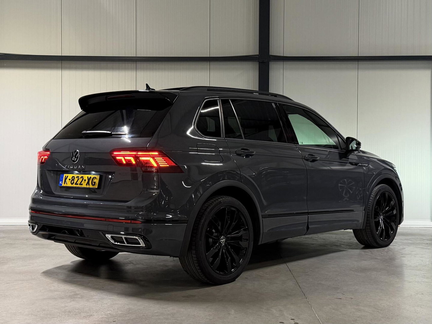 Volkswagen Tiguan 1.5 TSI R-line Pano H&K LeerTrekhaak VOL!