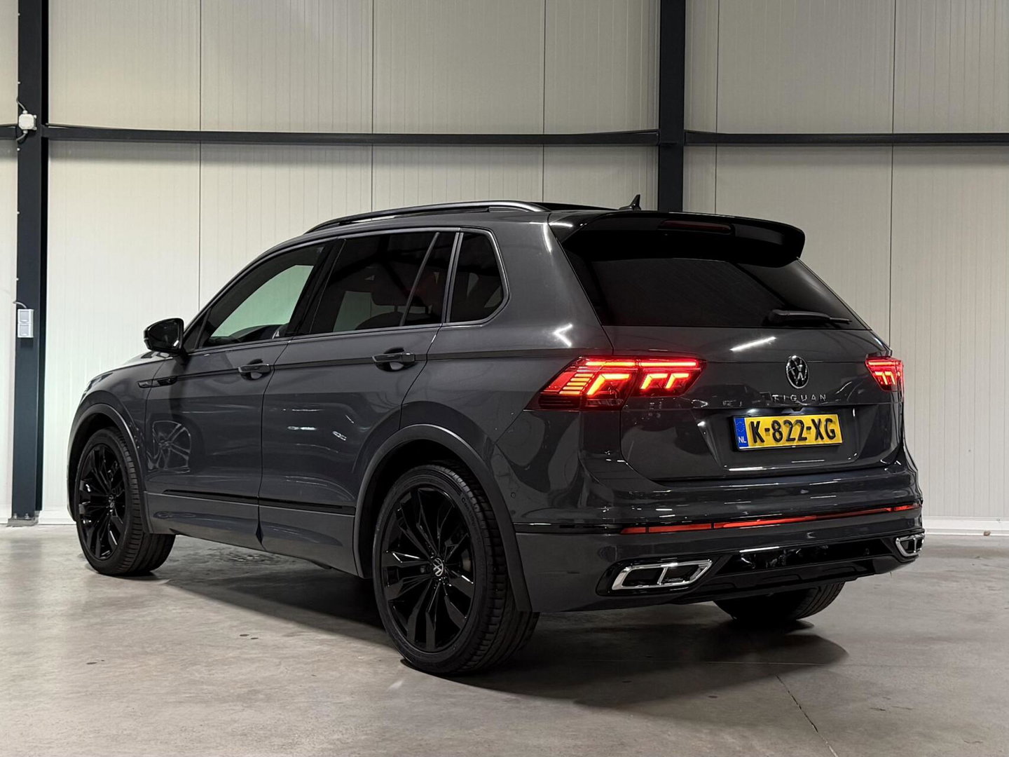 Volkswagen Tiguan 1.5 TSI R-line Pano H&K LeerTrekhaak VOL!