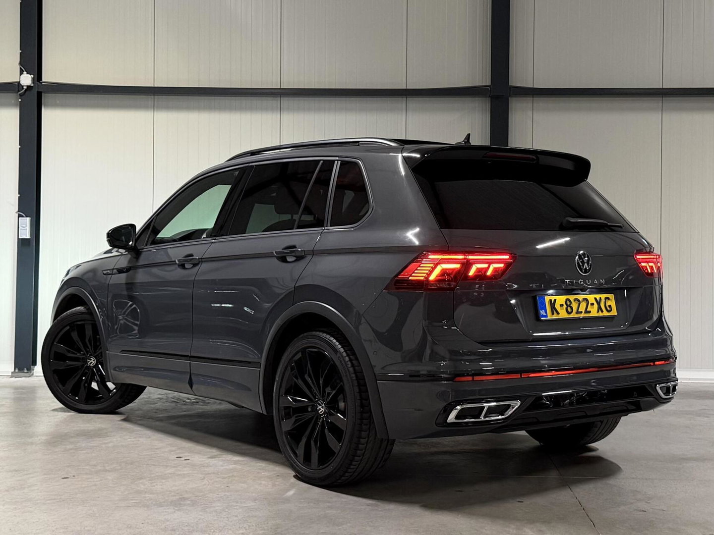 Volkswagen Tiguan 1.5 TSI R-line Pano H&K LeerTrekhaak VOL!