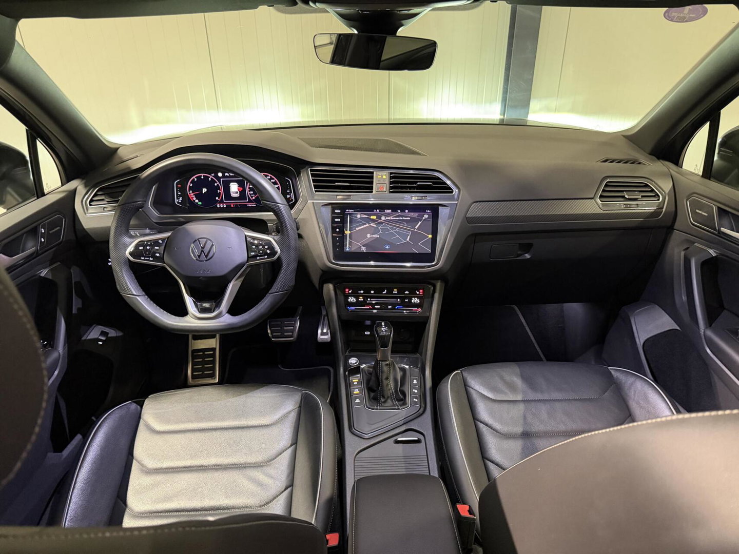 Volkswagen Tiguan 1.5 TSI R-line Pano H&K LeerTrekhaak VOL!