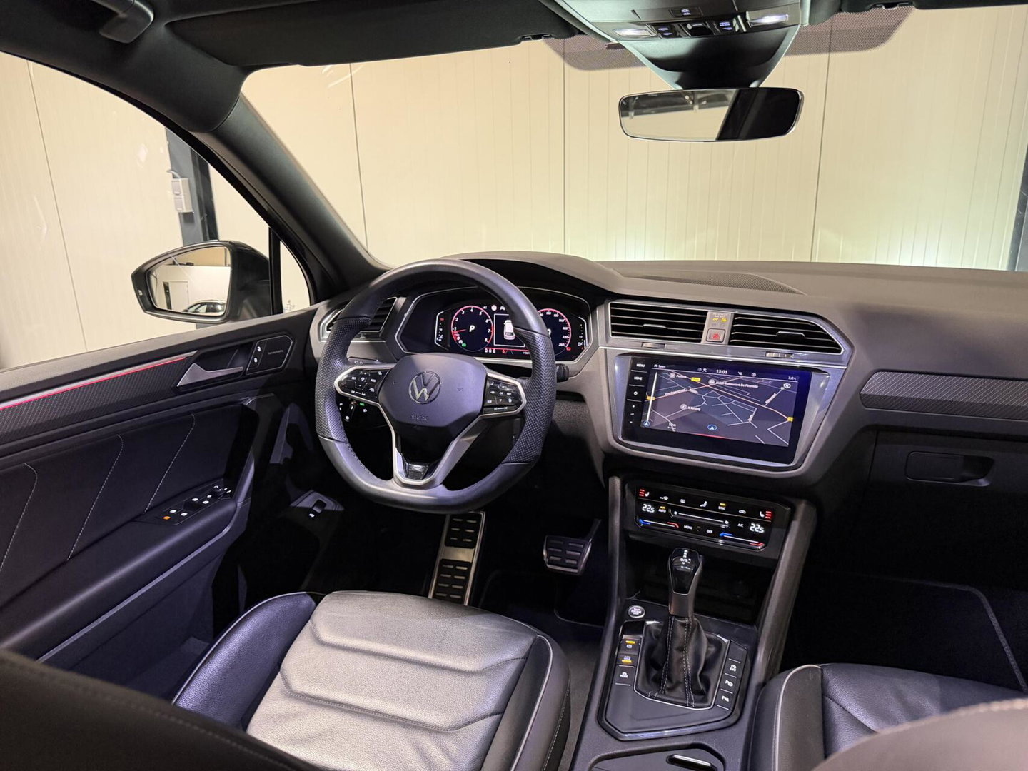 Volkswagen Tiguan 1.5 TSI R-line Pano H&K LeerTrekhaak VOL!