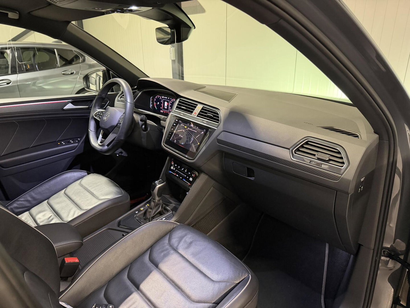 Volkswagen Tiguan 1.5 TSI R-line Pano H&K LeerTrekhaak VOL!