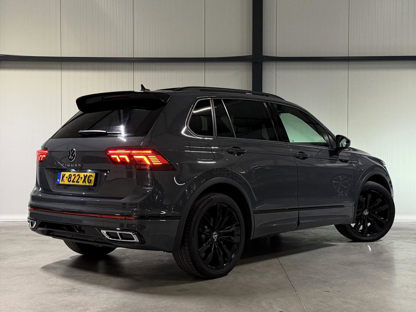 Volkswagen Tiguan 1.5 TSI R-line Pano H&K LeerTrekhaak VOL!