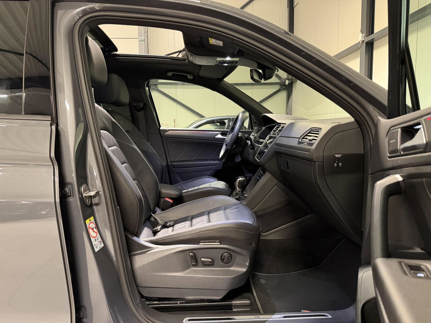 Volkswagen Tiguan 1.5 TSI R-line Pano H&K LeerTrekhaak VOL!