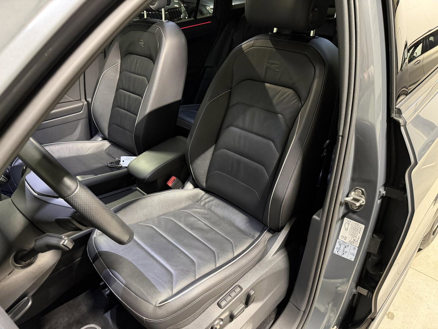 Volkswagen Tiguan 1.5 TSI R-line Pano H&K LeerTrekhaak VOL!