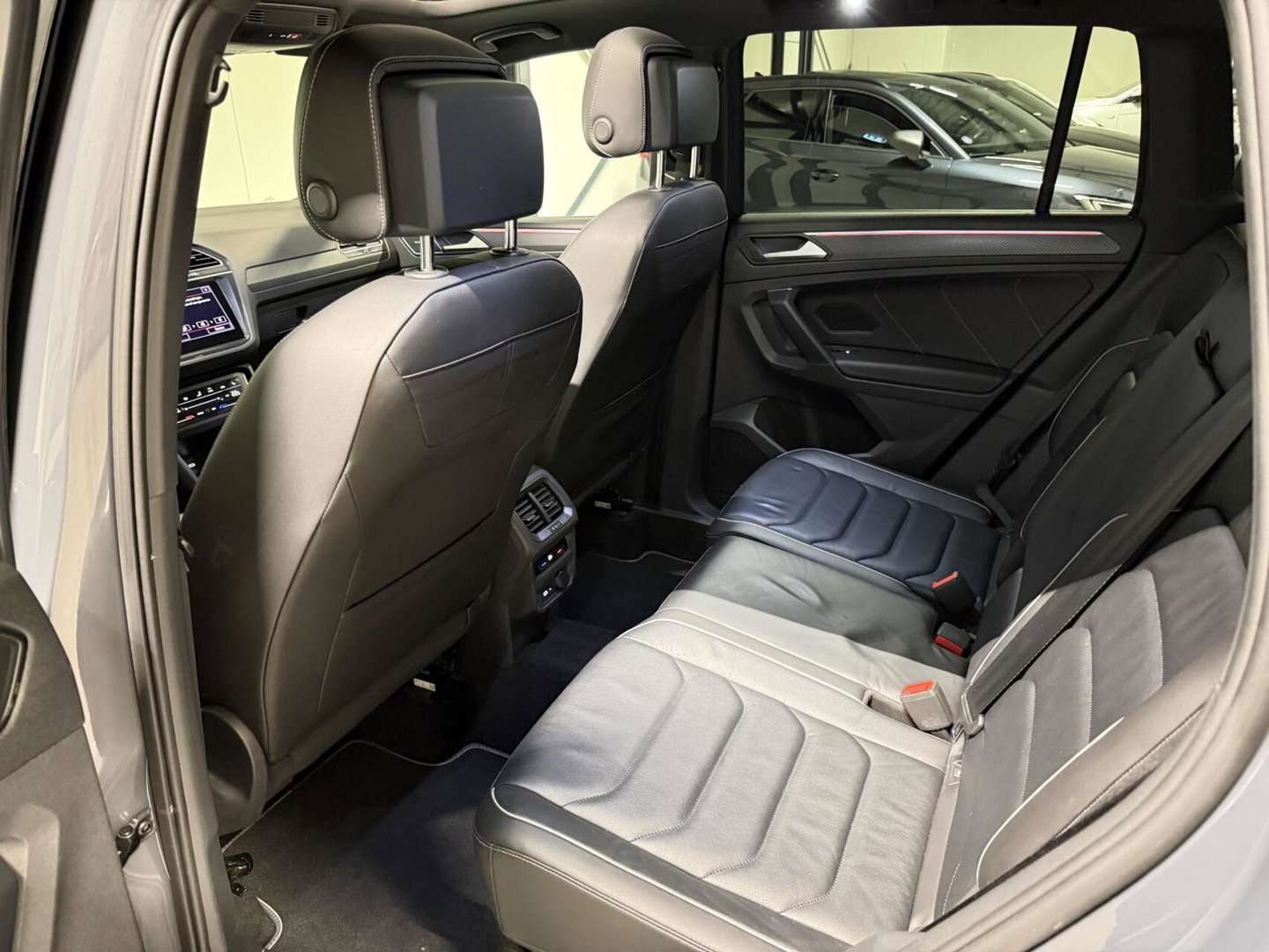 Volkswagen Tiguan 1.5 TSI R-line Pano H&K LeerTrekhaak VOL!