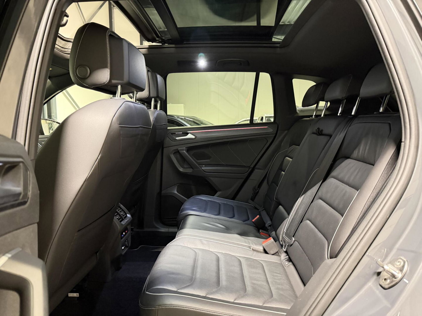 Volkswagen Tiguan 1.5 TSI R-line Pano H&K LeerTrekhaak VOL!