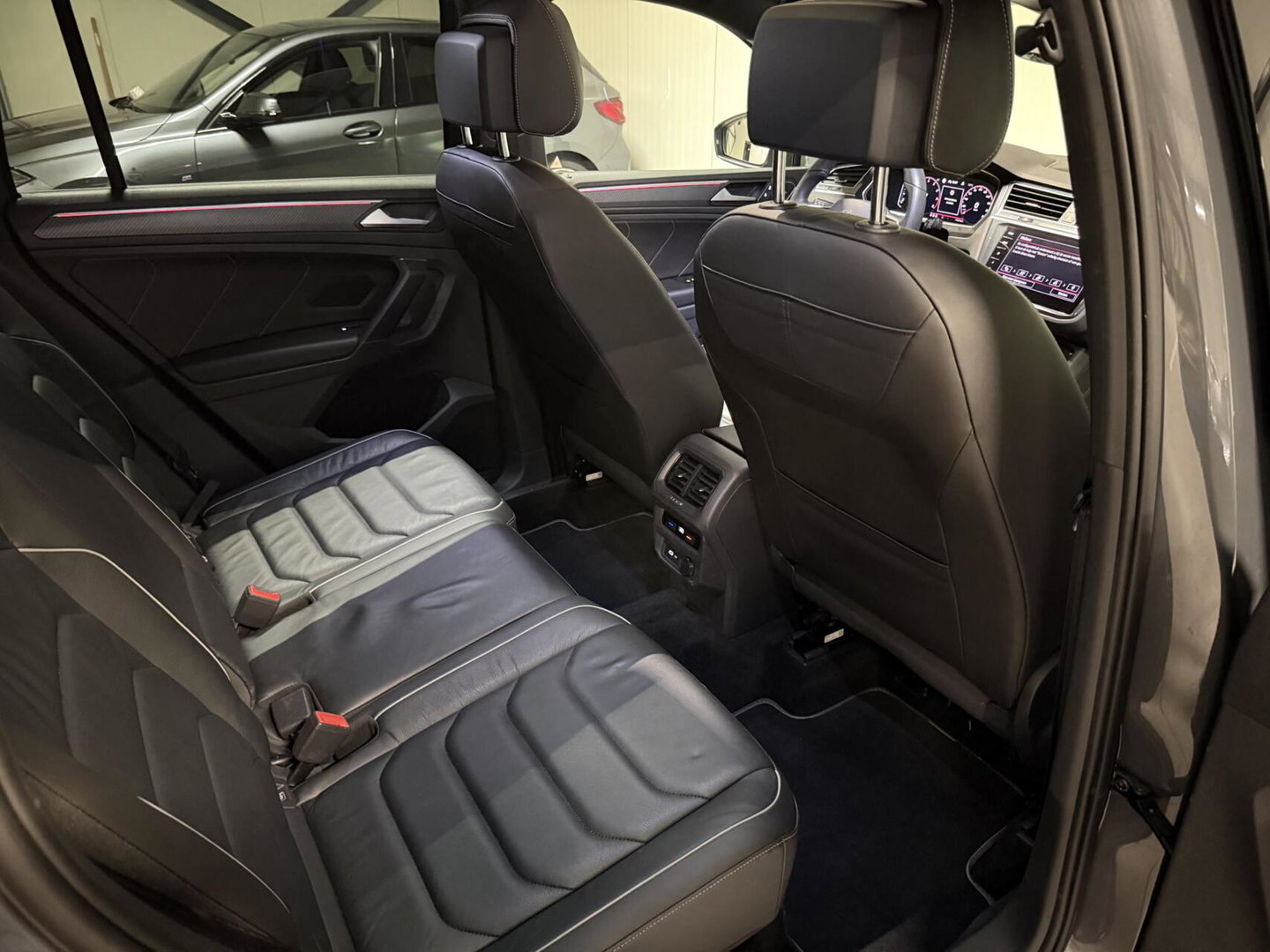 Volkswagen Tiguan 1.5 TSI R-line Pano H&K LeerTrekhaak VOL!