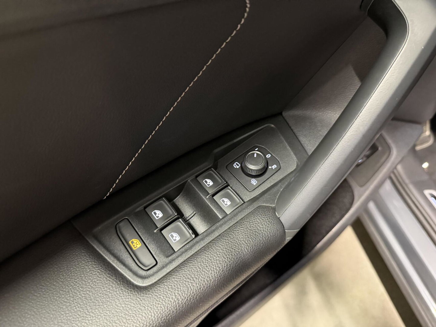 Volkswagen Tiguan 1.5 TSI R-line Pano H&K LeerTrekhaak VOL!