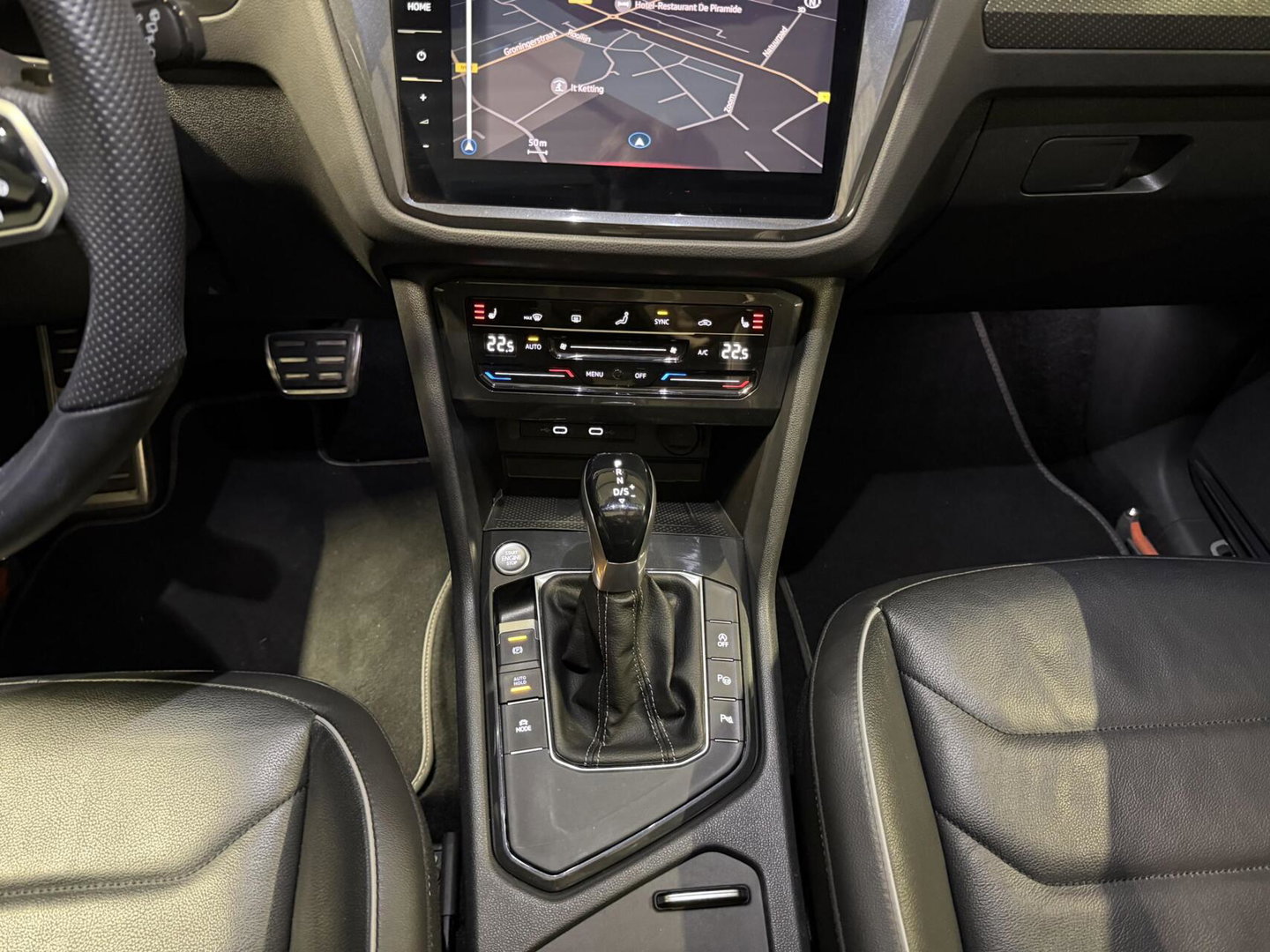 Volkswagen Tiguan 1.5 TSI R-line Pano H&K LeerTrekhaak VOL!