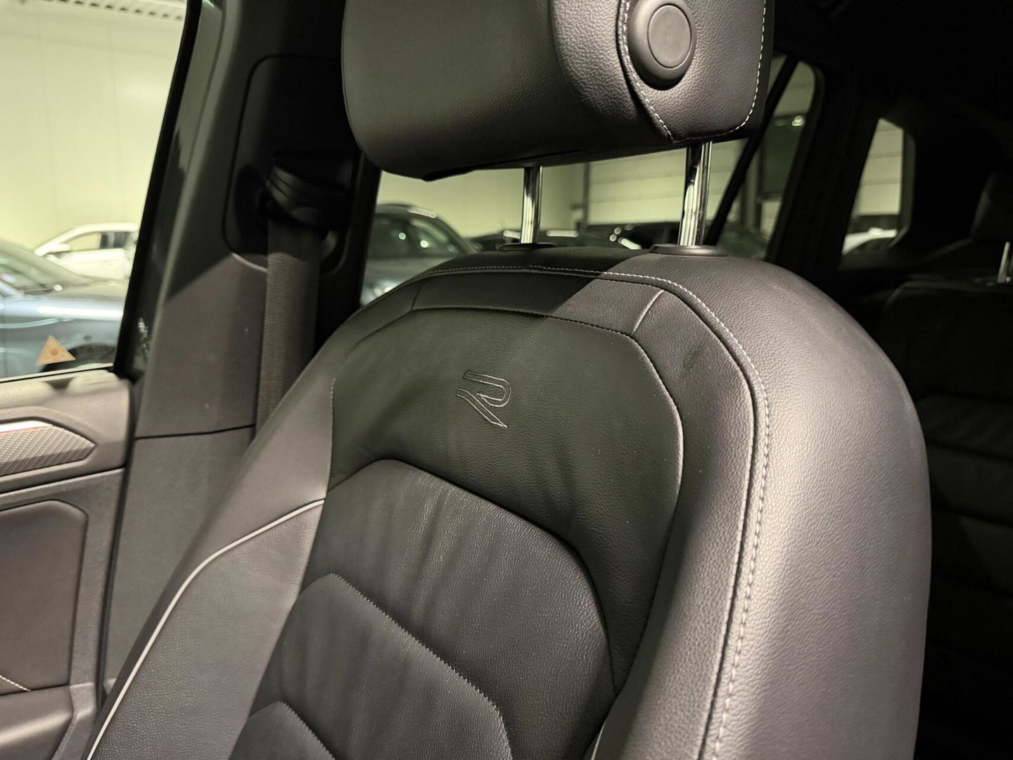 Volkswagen Tiguan 1.5 TSI R-line Pano H&K LeerTrekhaak VOL!